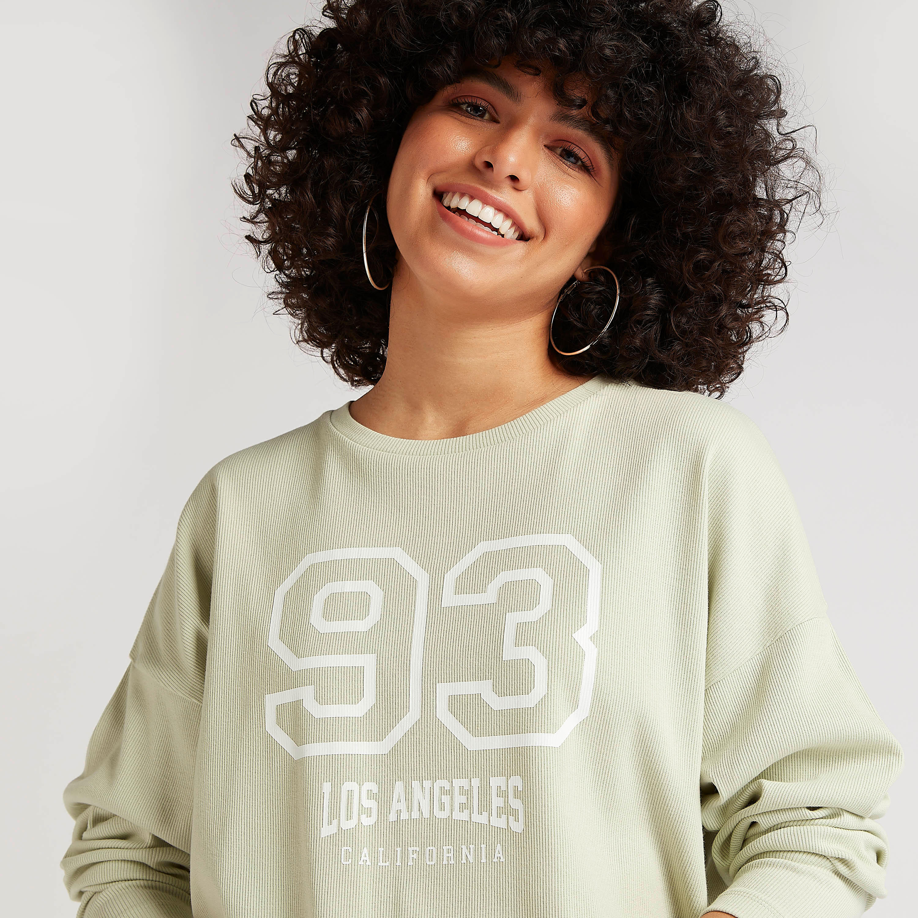 تيشيرت بياقة ضيقة وأكمام طويلة وطبعات-women-winterwear-hoodiesandsweatshirts-sweatshirts-image-3