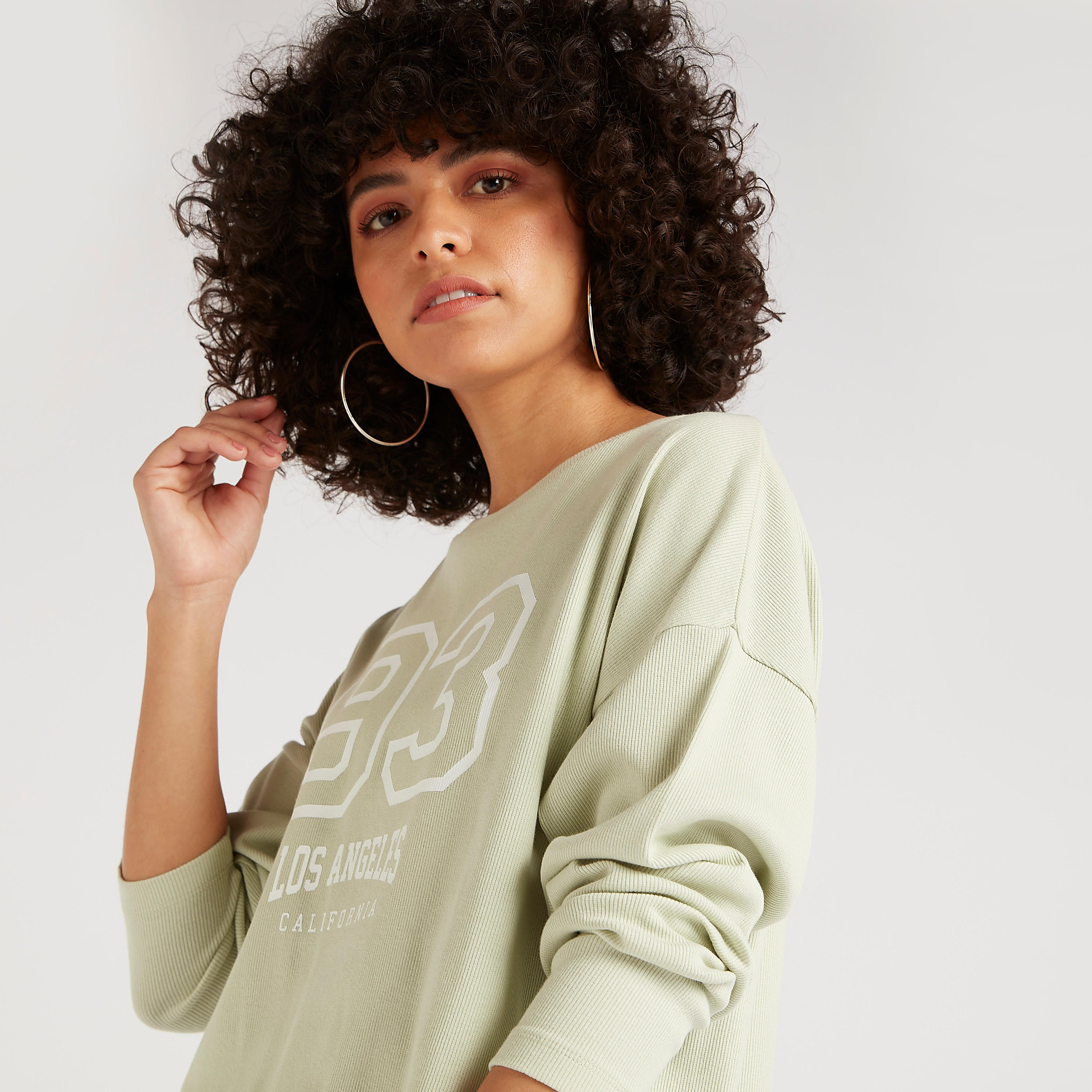 تيشيرت بياقة ضيقة وأكمام طويلة وطبعات-women-winterwear-hoodiesandsweatshirts-sweatshirts-image-5