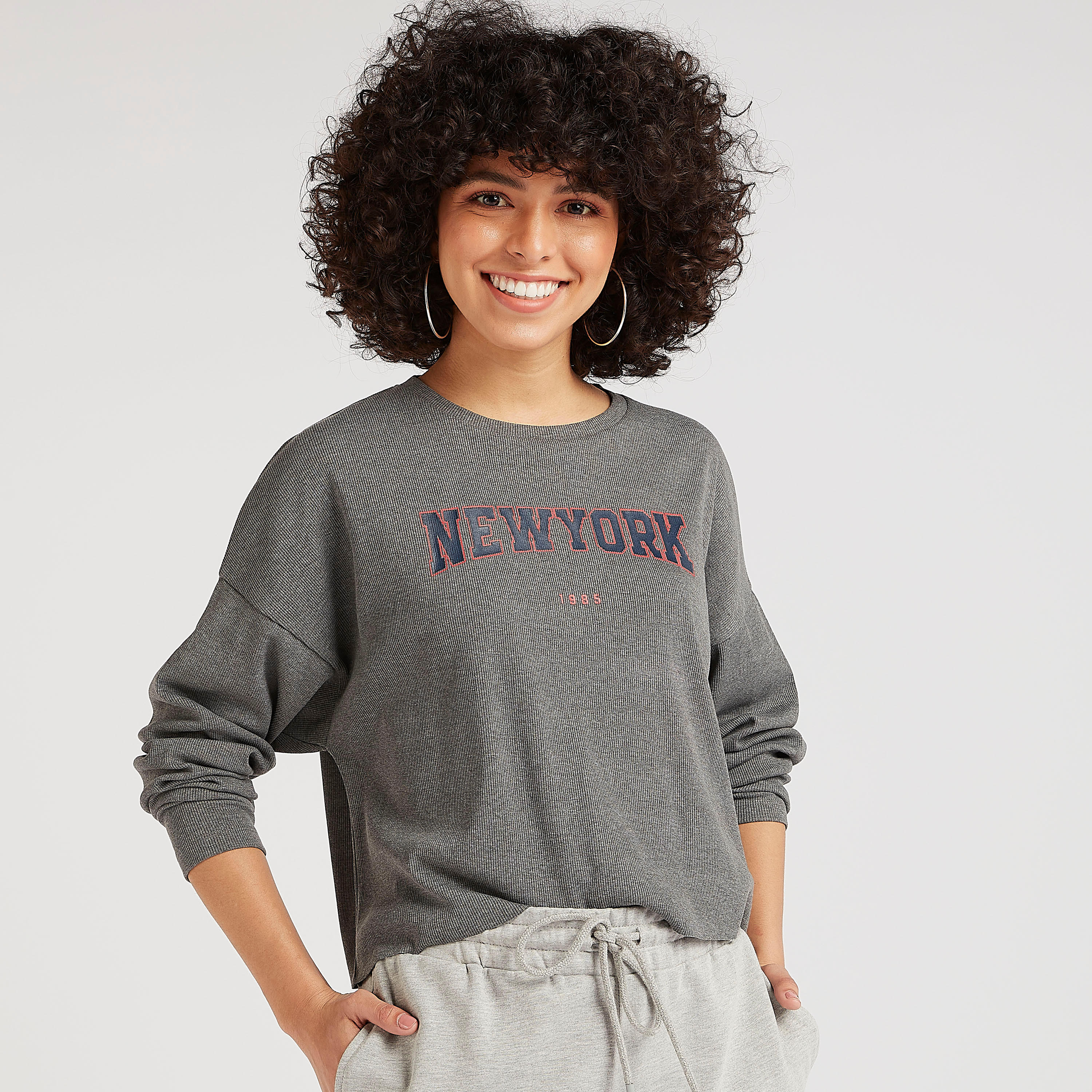 سويت شيرت بأكمام طويلة وياقة ضيّقة وطبعات-women-winterwear-hoodiesandsweatshirts-sweatshirts-image-5