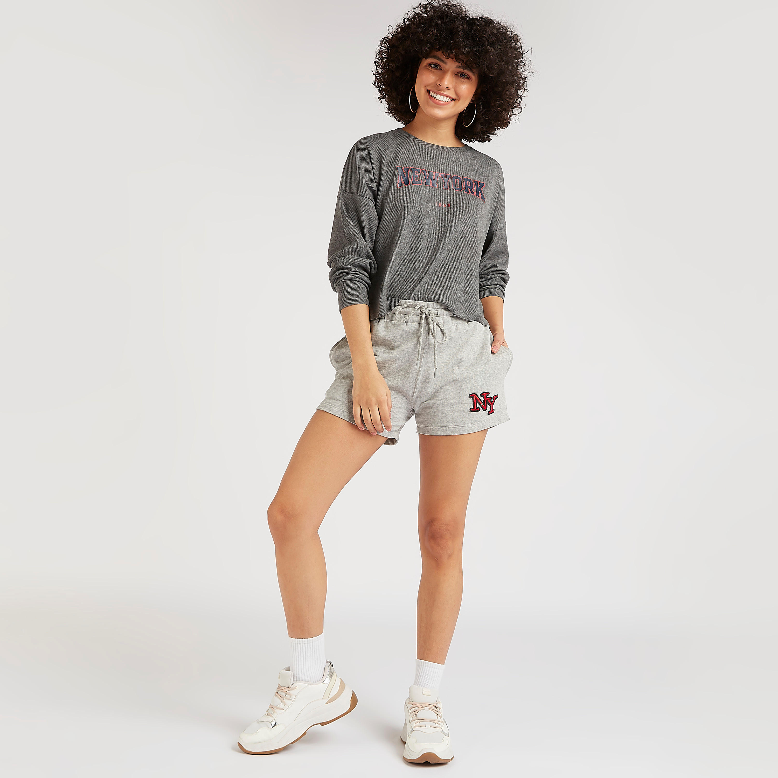 سويت شيرت بأكمام طويلة وياقة ضيّقة وطبعات-women-winterwear-hoodiesandsweatshirts-sweatshirts-image-4