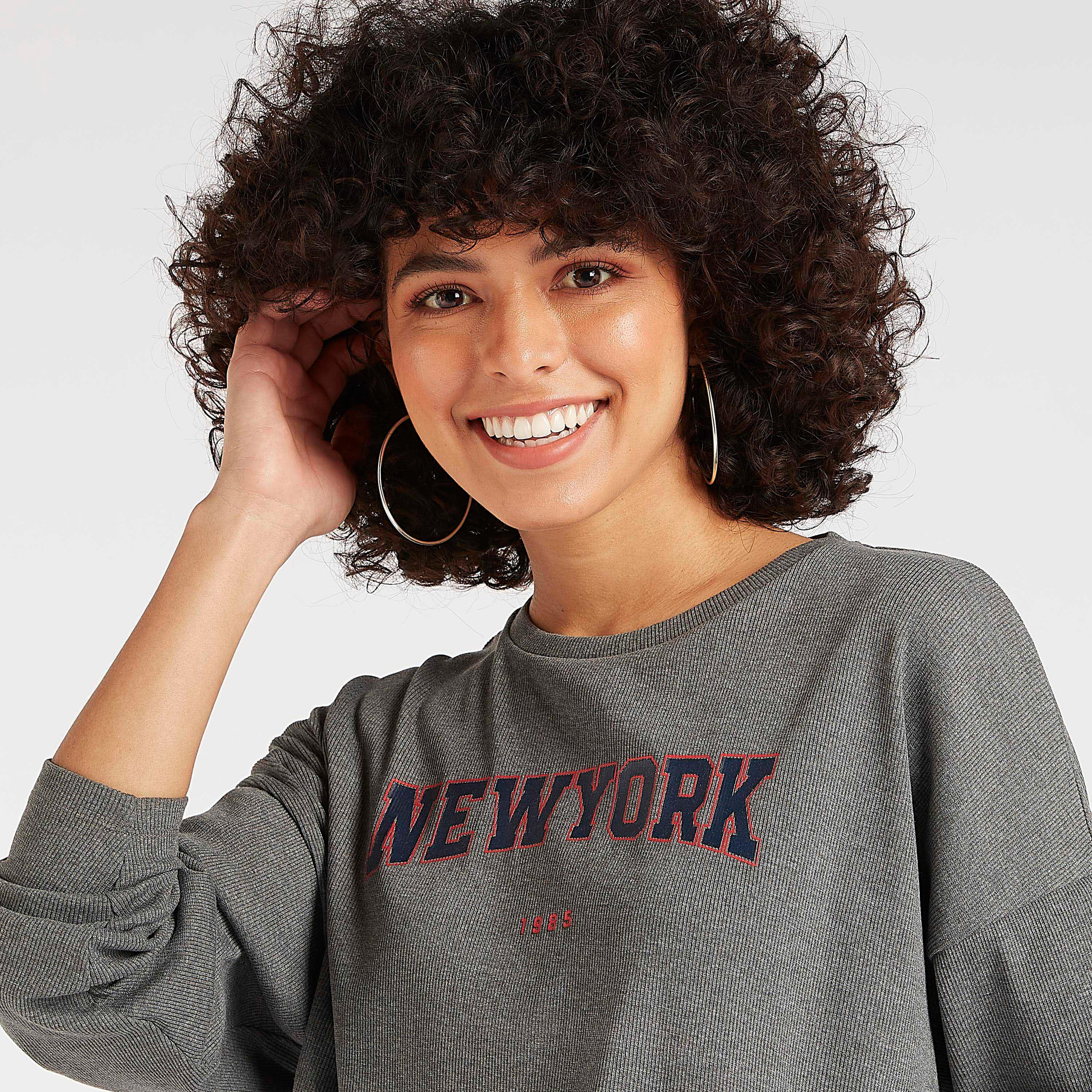 سويت شيرت بأكمام طويلة وياقة ضيّقة وطبعات-women-winterwear-hoodiesandsweatshirts-sweatshirts-image-3