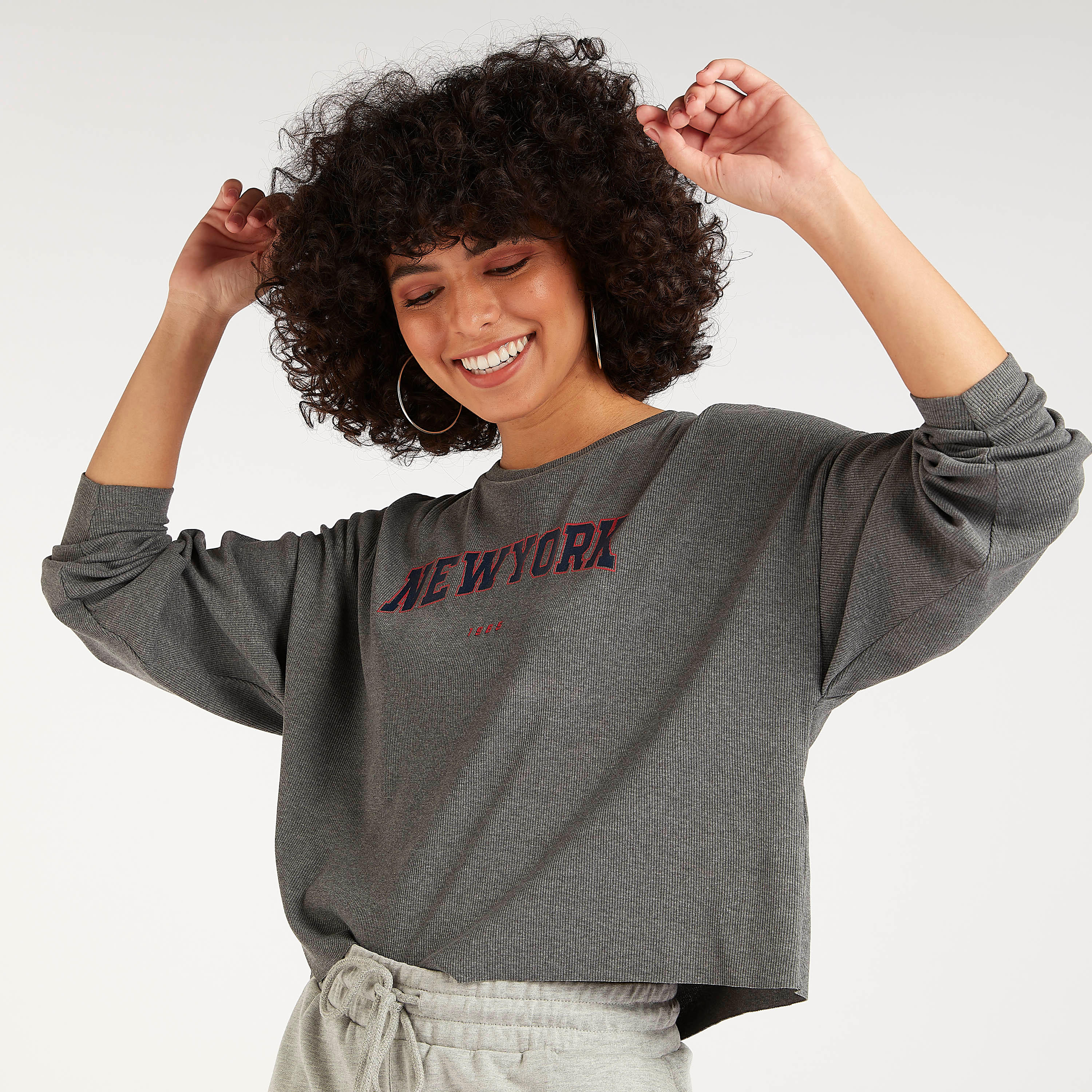 سويت شيرت بأكمام طويلة وياقة ضيّقة وطبعات-women-winterwear-hoodiesandsweatshirts-sweatshirts-image-1