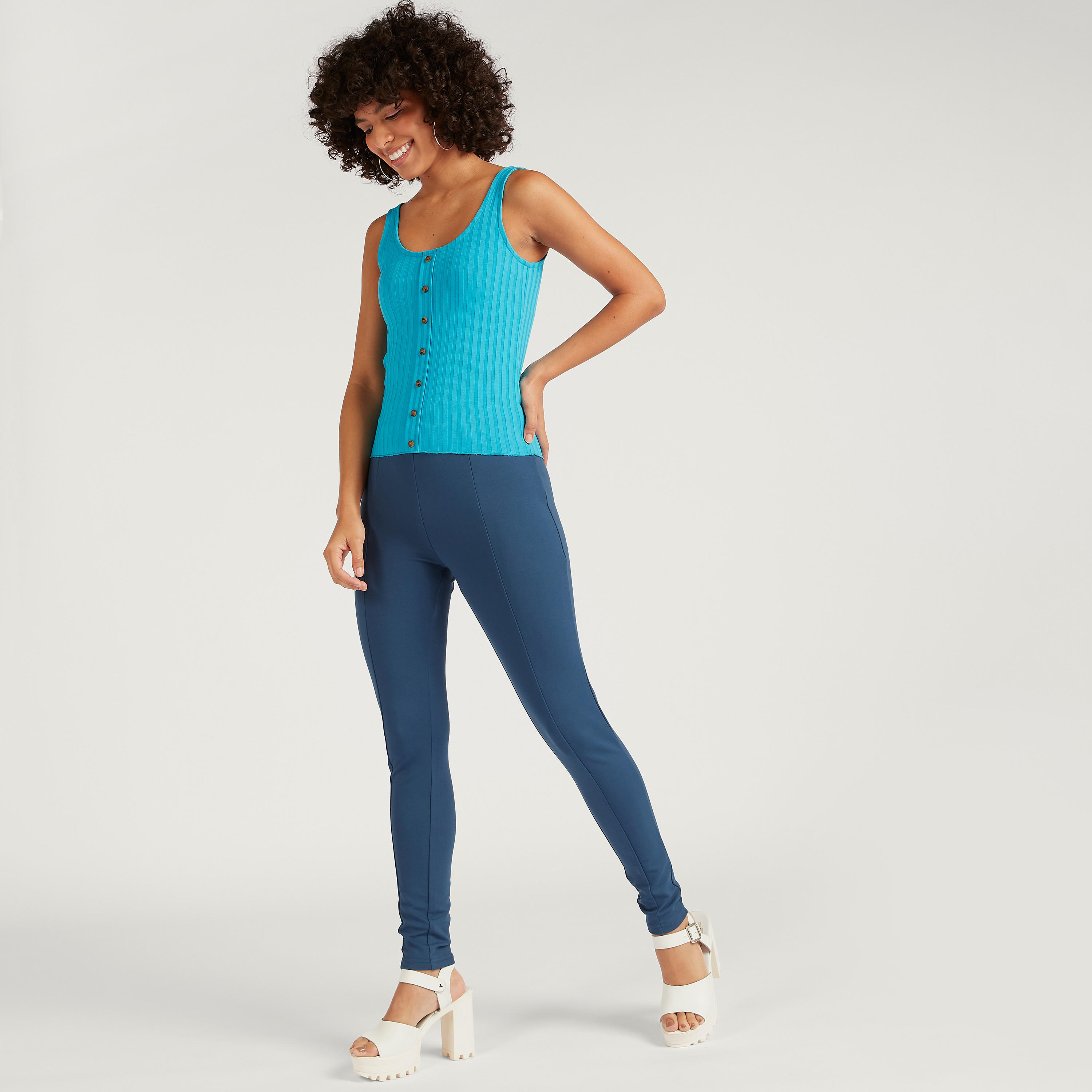 فيست مقلّم بارز الملمس بياقة عميقة وزر أمامي-women-clothing-tshirts-image-4