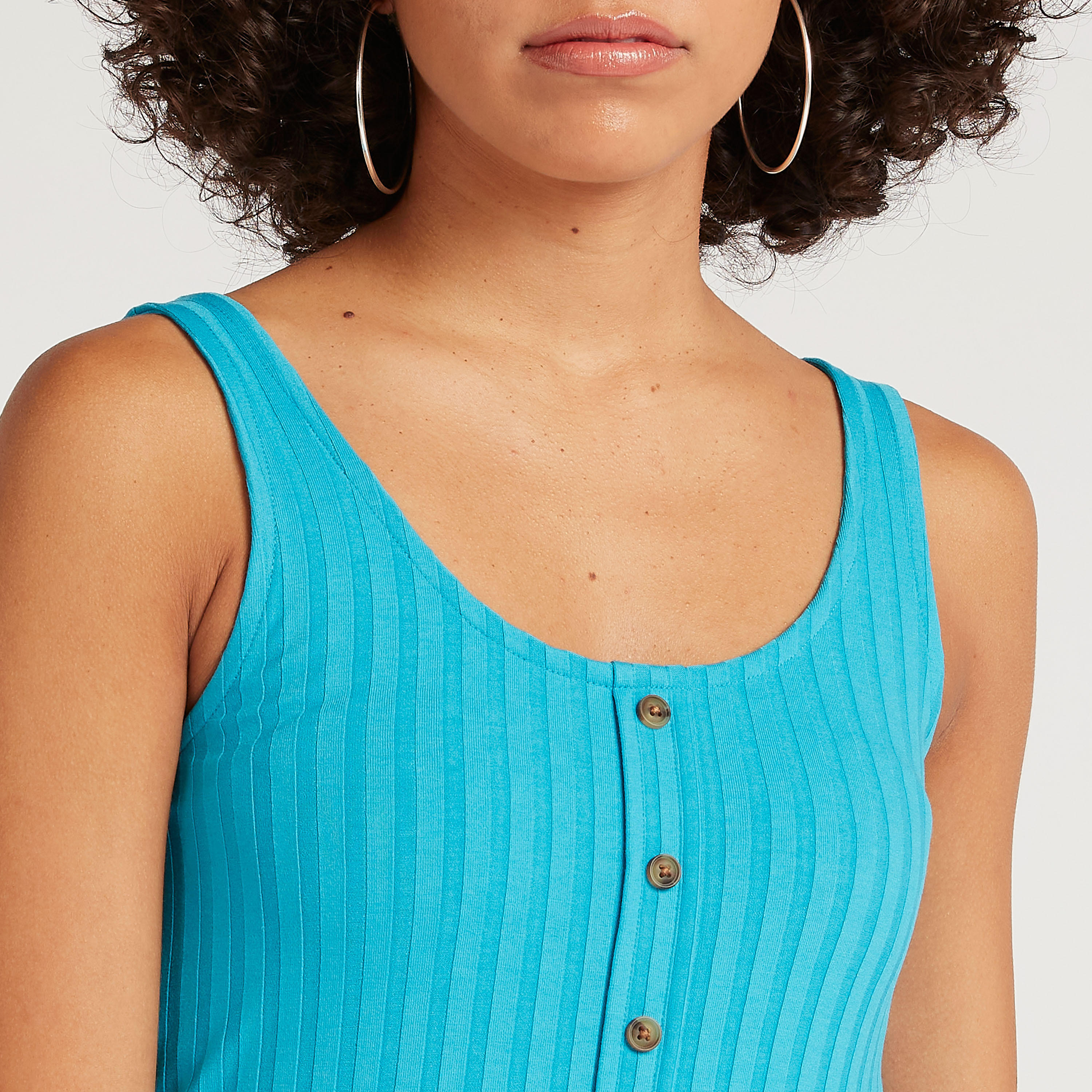 فيست مقلّم بارز الملمس بياقة عميقة وزر أمامي-women-clothing-tshirts-image-3