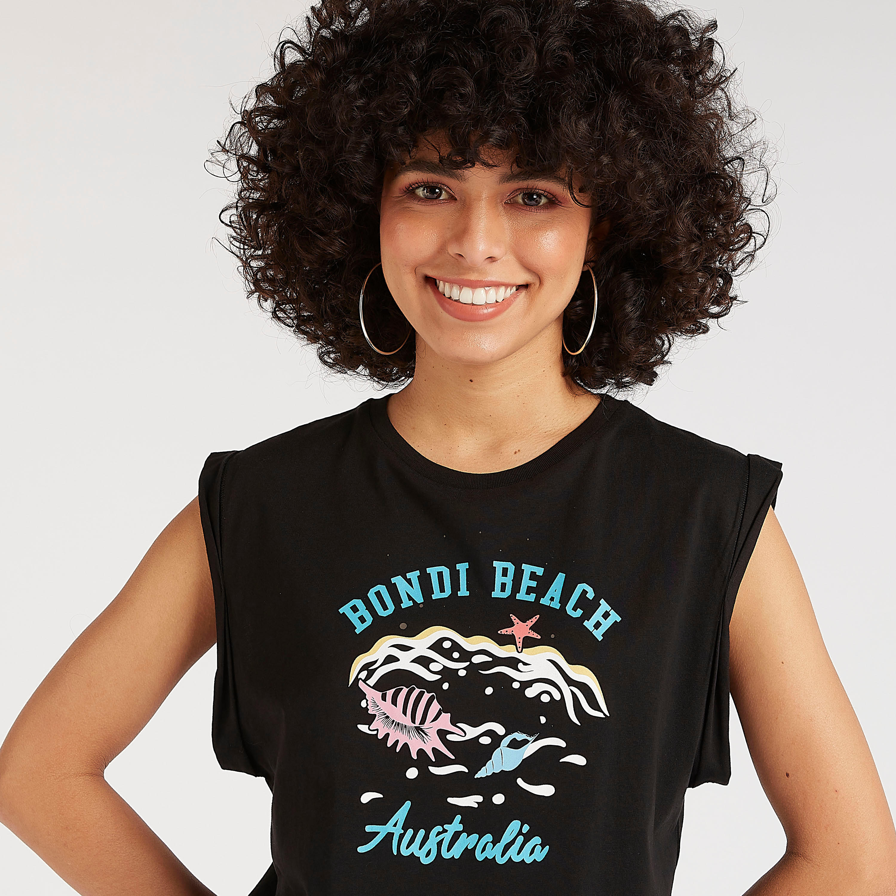 تيشيرت دون أكمام بياقة ضيّقة وطبعات-women-clothing-tshirts-image-2