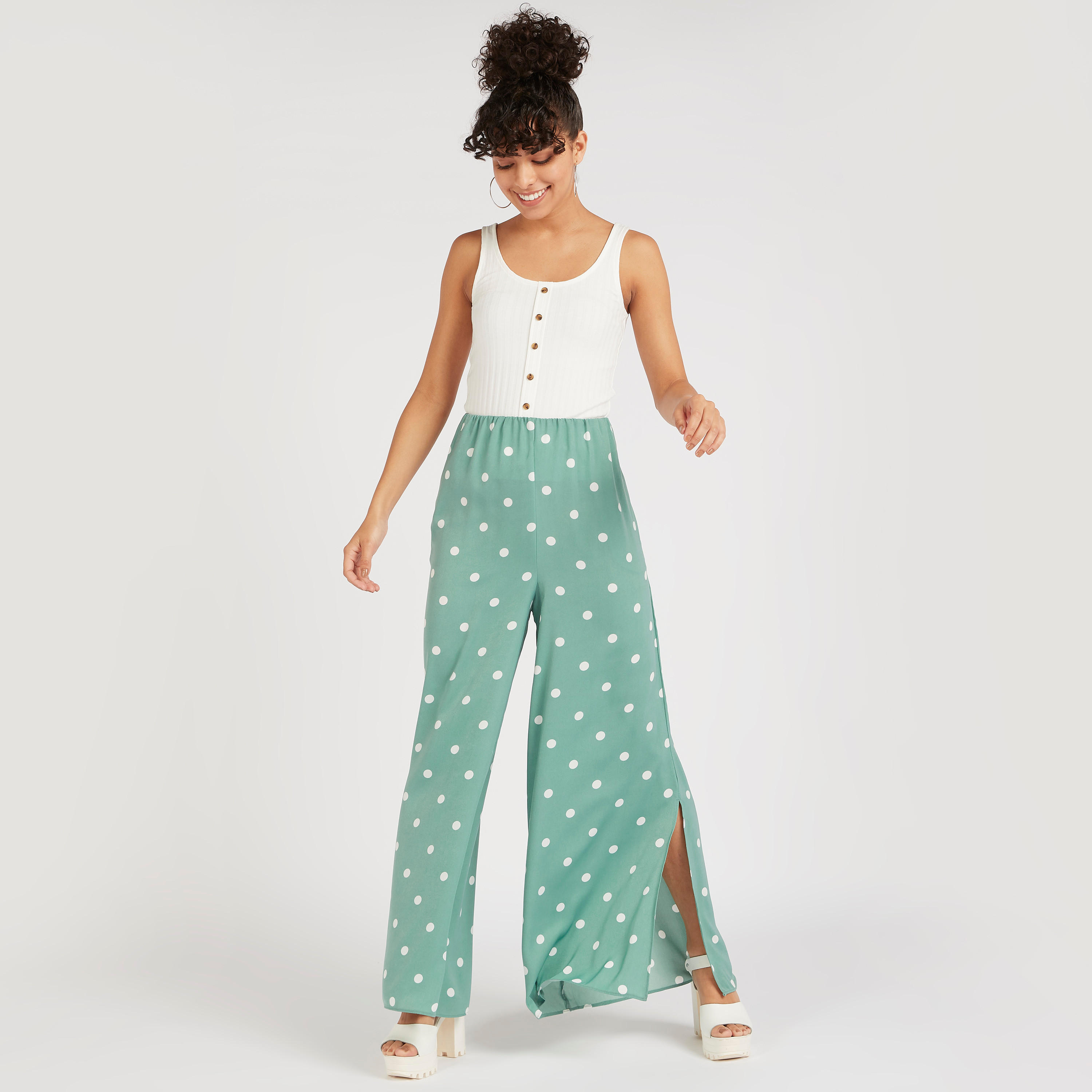 بنطلون بالازو بخصر مطّاطي متوسط الارتفاع وطبعات منقّطة-women-clothing-bottoms-trousers-image-2