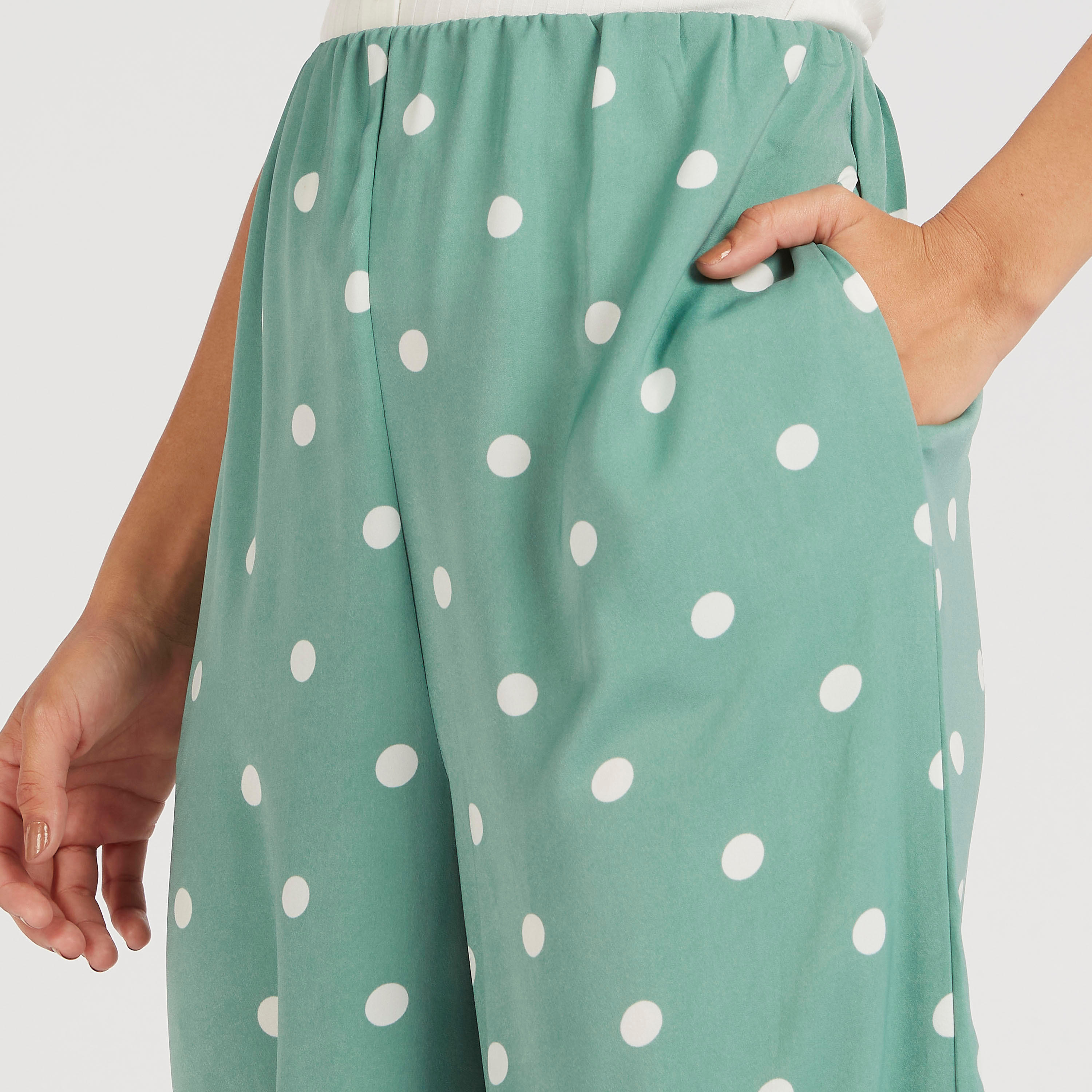 بنطلون بالازو بخصر مطّاطي متوسط الارتفاع وطبعات منقّطة-women-clothing-bottoms-trousers-image-3