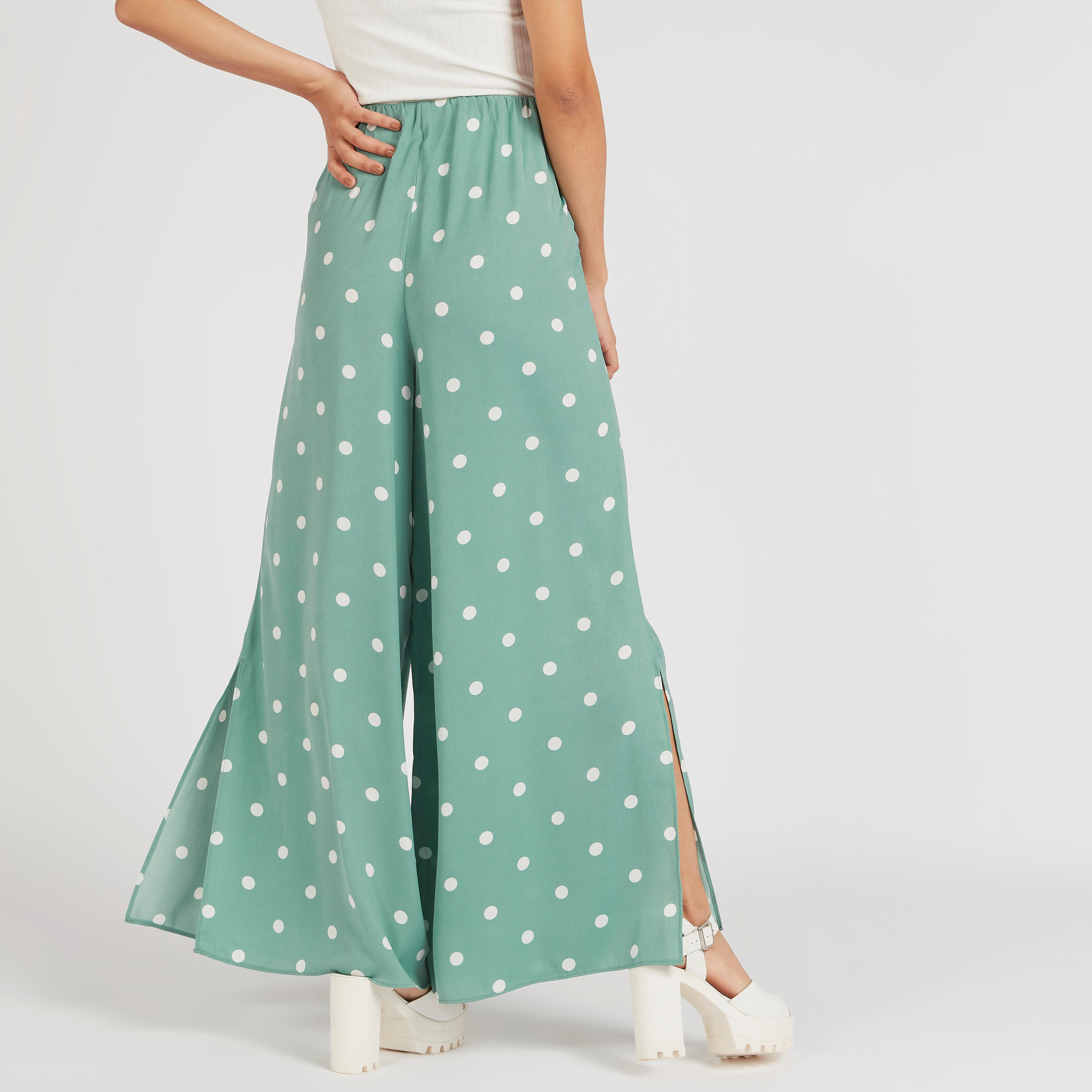 بنطلون بالازو بخصر مطّاطي متوسط الارتفاع وطبعات منقّطة-women-clothing-bottoms-trousers-image-4