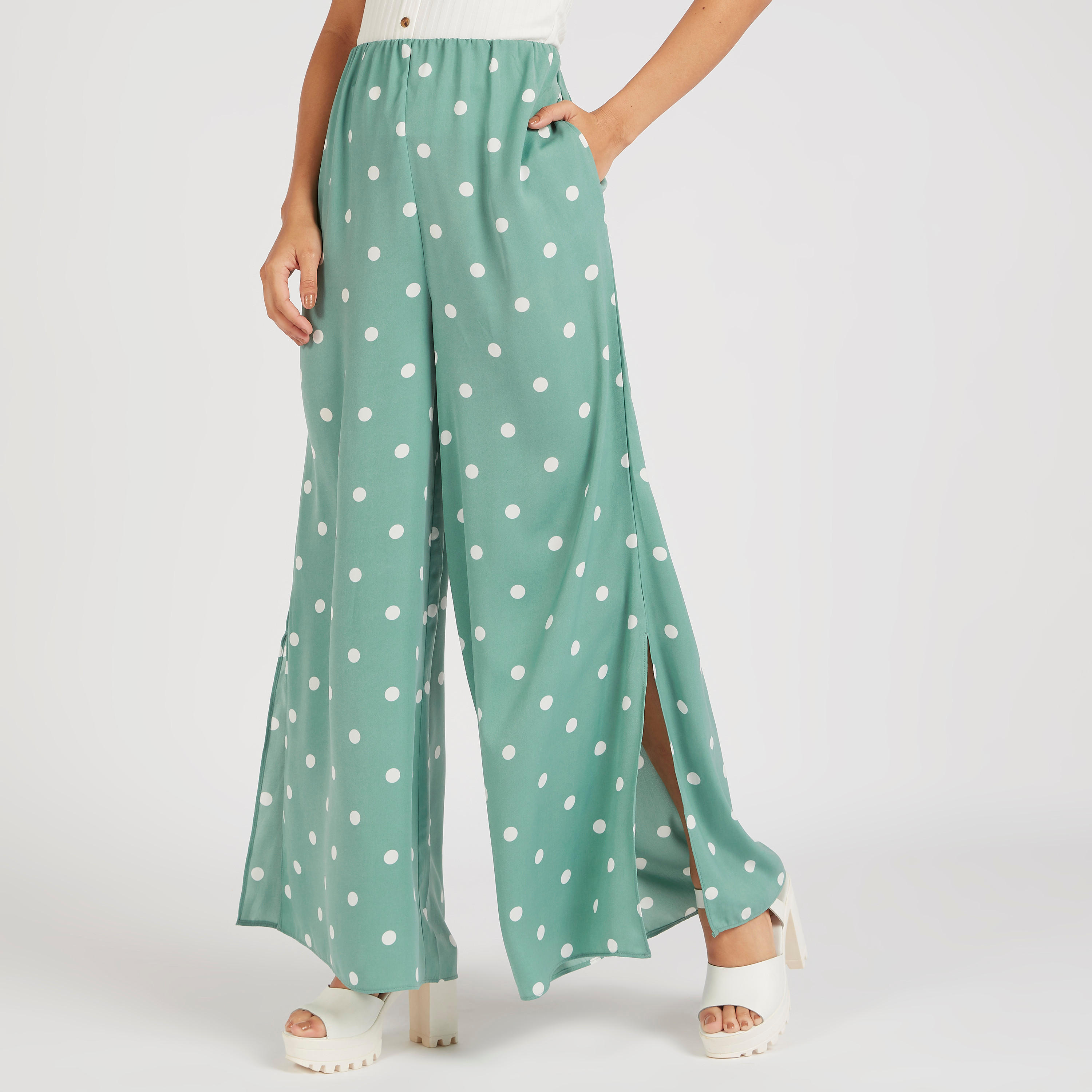 بنطلون بالازو بخصر مطّاطي متوسط الارتفاع وطبعات منقّطة-women-clothing-bottoms-trousers-image-5