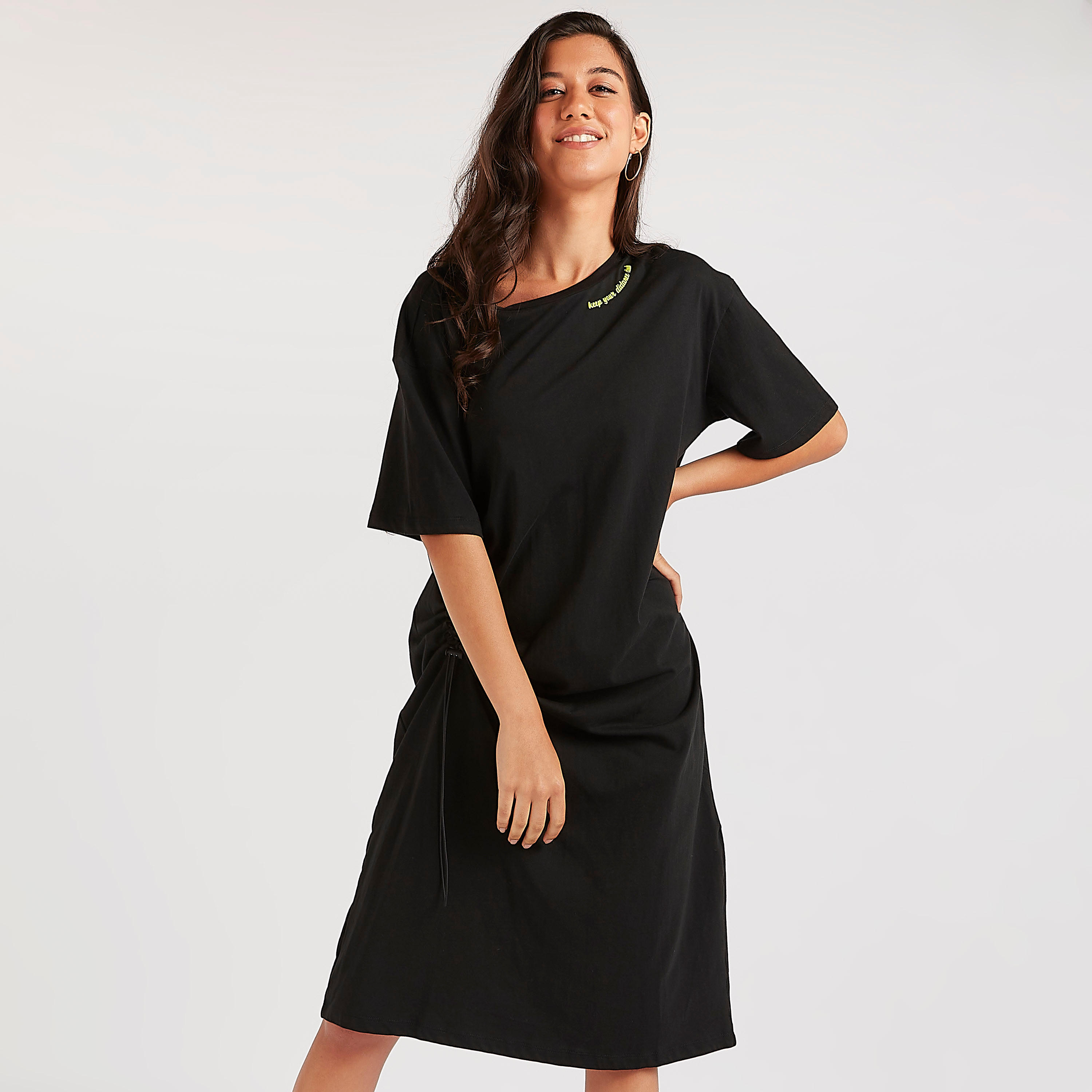 فستان تيشيرت متوسط الطول بكسرات وأكمام قصيرة وطبعات-women-clothing-dresses-image-5