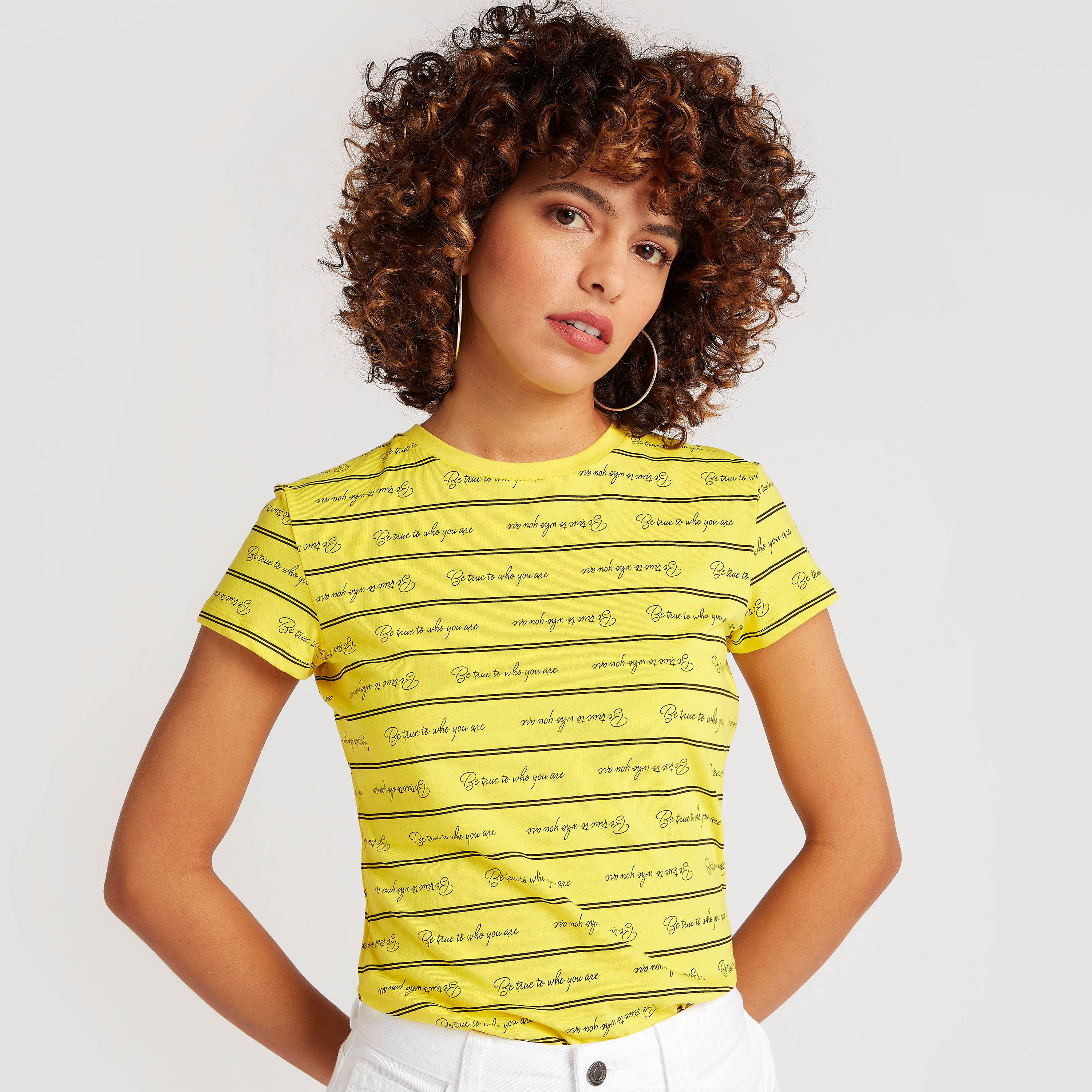 تيشيرت بياقة ضيّقة وأكمام كاب وطبعات-women-clothing-tshirts-image-5