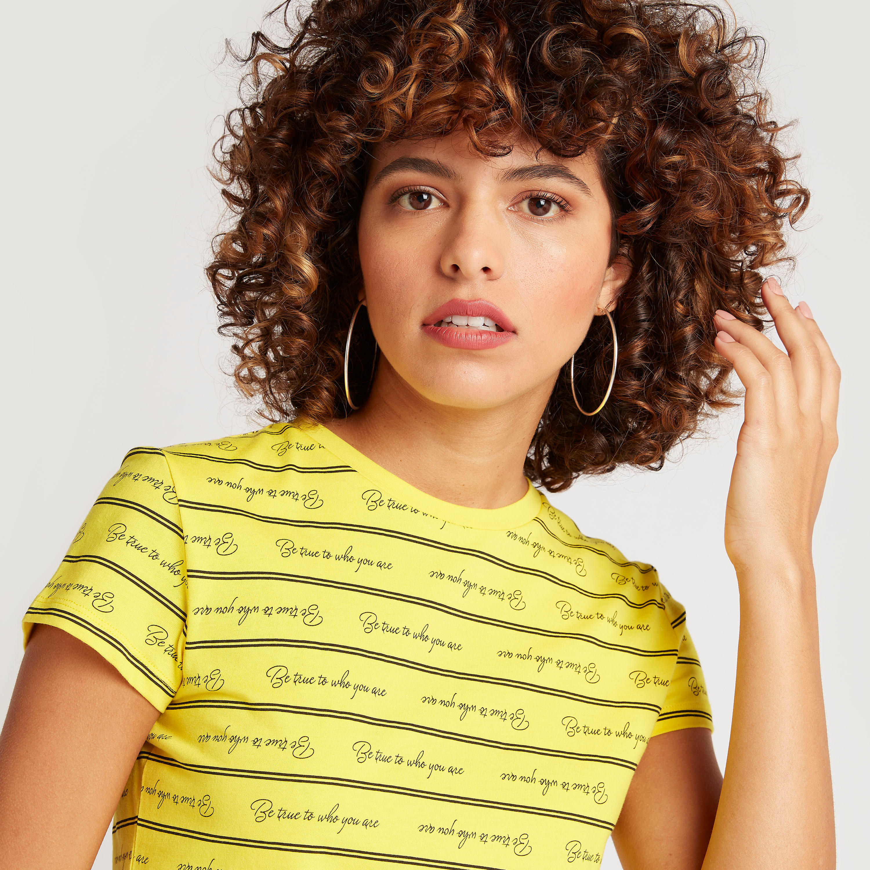 تيشيرت بياقة ضيّقة وأكمام كاب وطبعات-women-clothing-tshirts-image-3