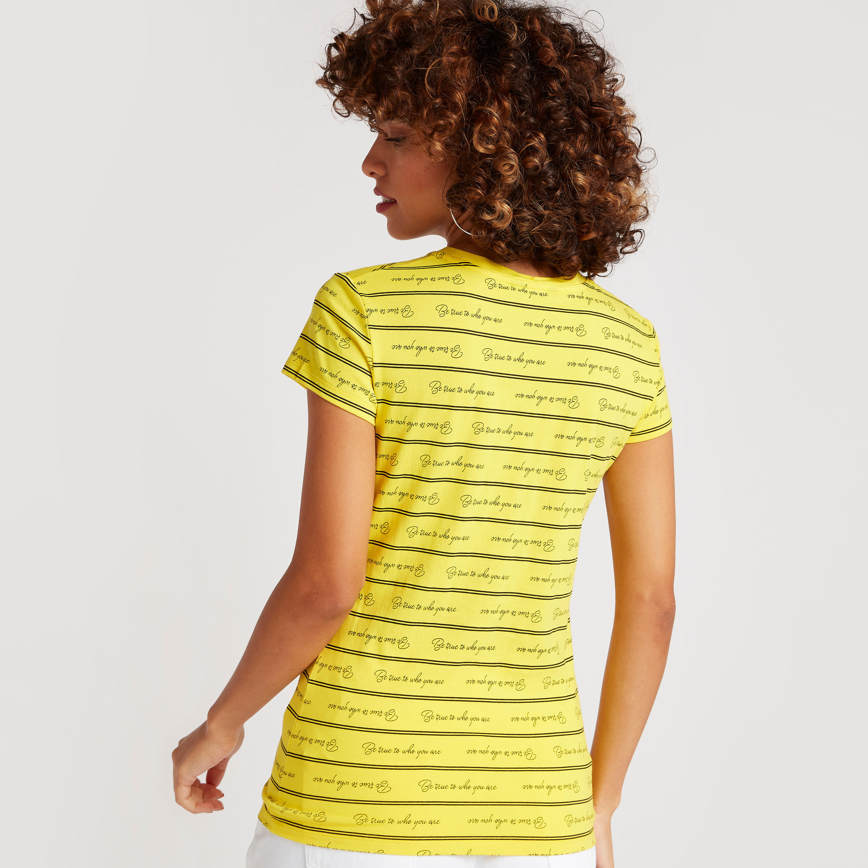 تيشيرت بياقة ضيّقة وأكمام كاب وطبعات-women-clothing-tshirts-image-2