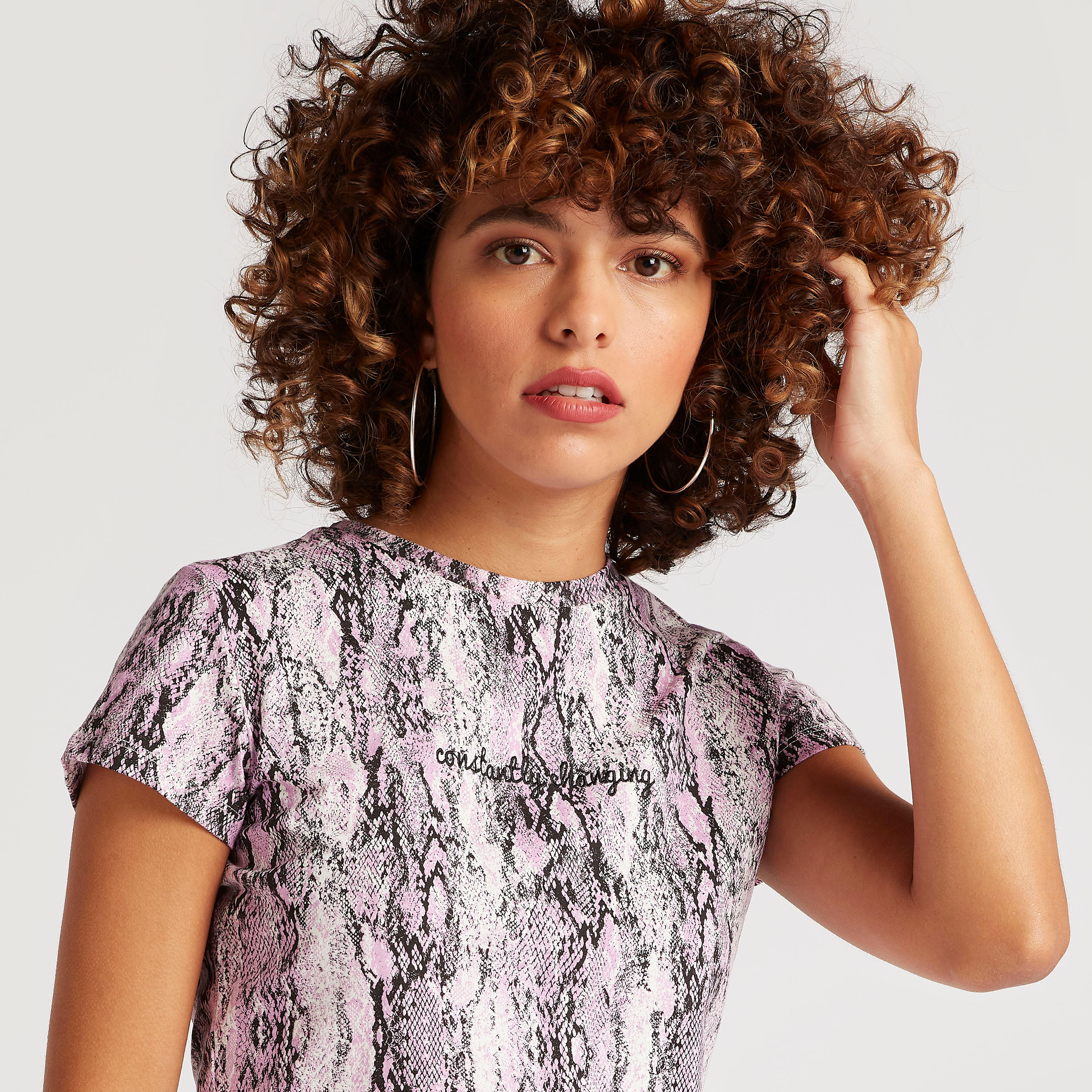 تيشيرت بياقة ضيقة وأكمام كاب وطبعات حيوانات-women-clothing-tshirts-image-3