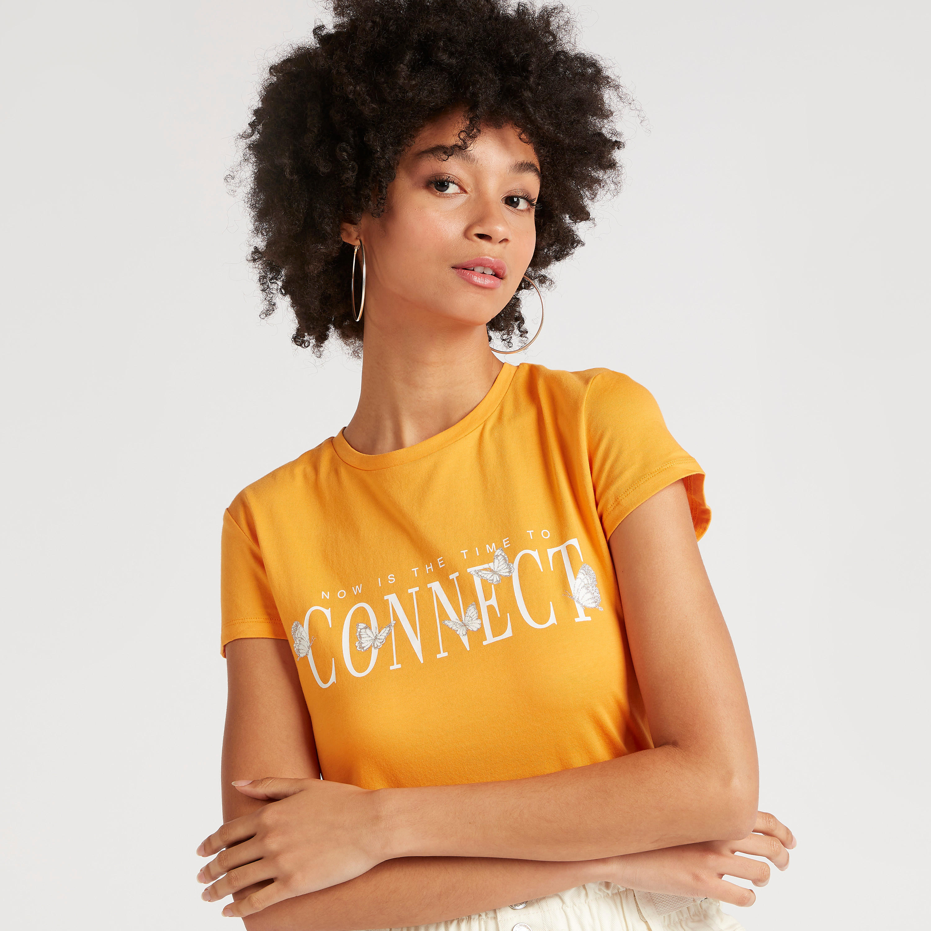 تيشيرت بياقة ضيّقة وأكمام كاب وطبعات-women-clothing-tshirts-image-4