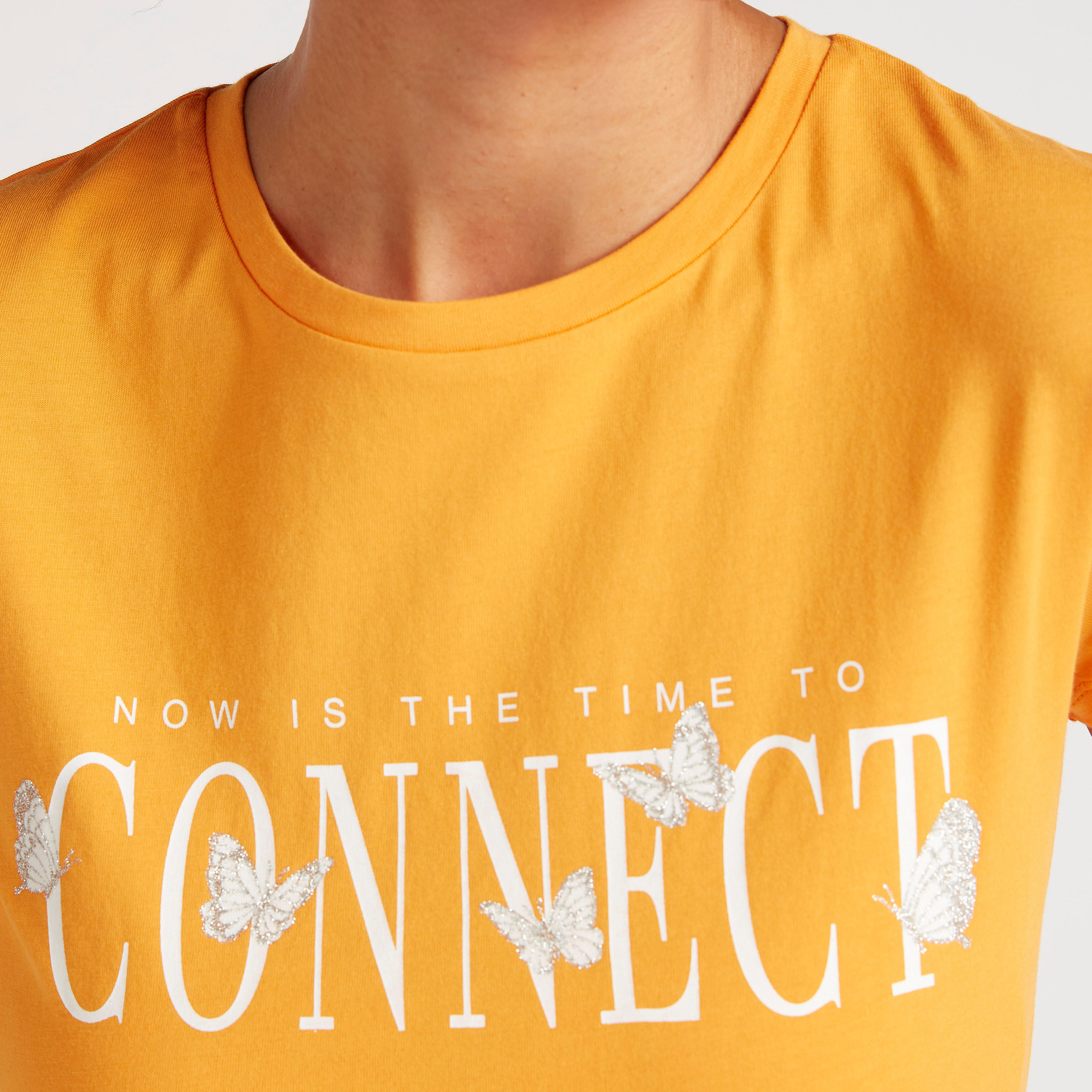 تيشيرت بياقة ضيّقة وأكمام كاب وطبعات-women-clothing-tshirts-image-2