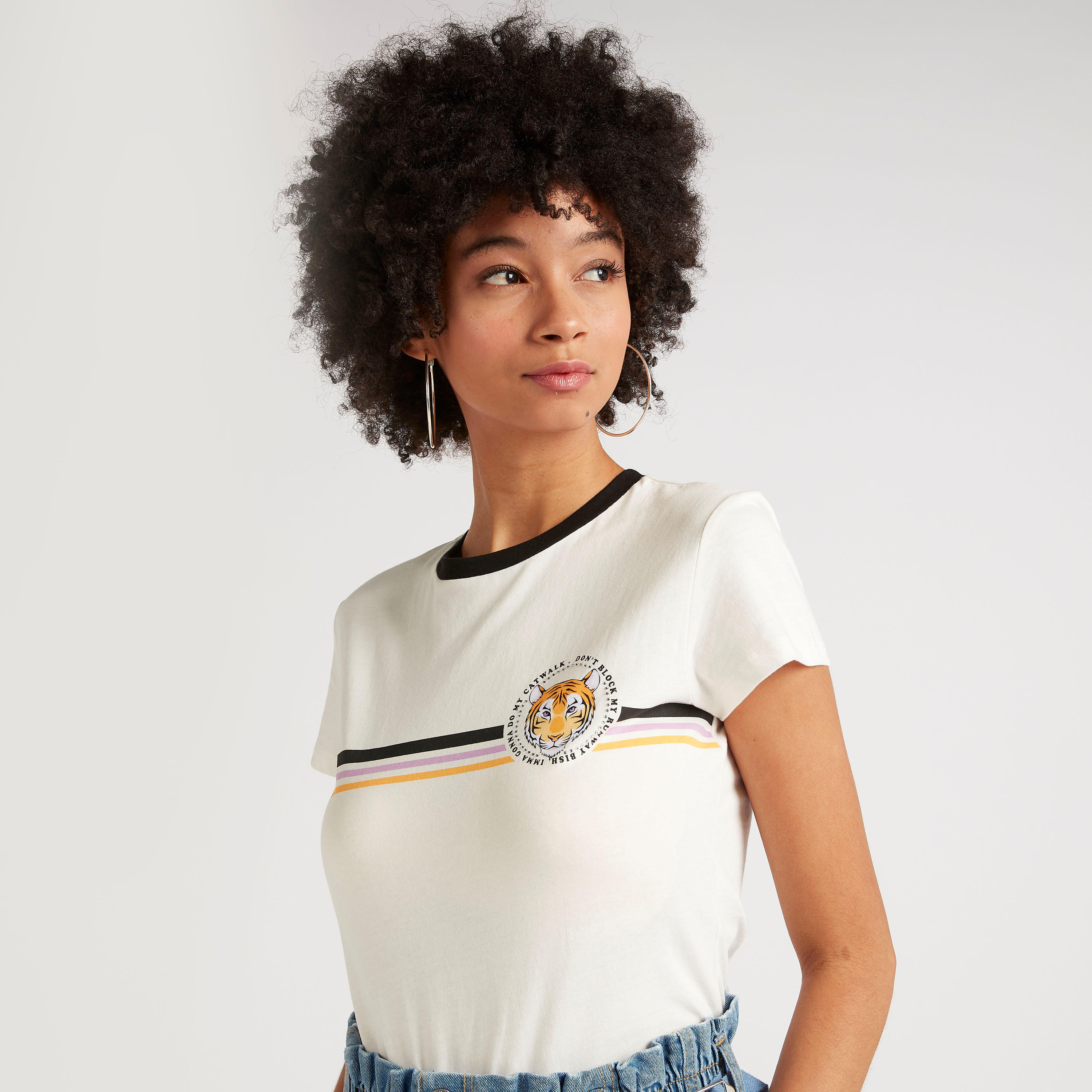 تيشيرت بياقة ضيّقة وأكمام كاب وطبعات-women-clothing-tshirts-image-1