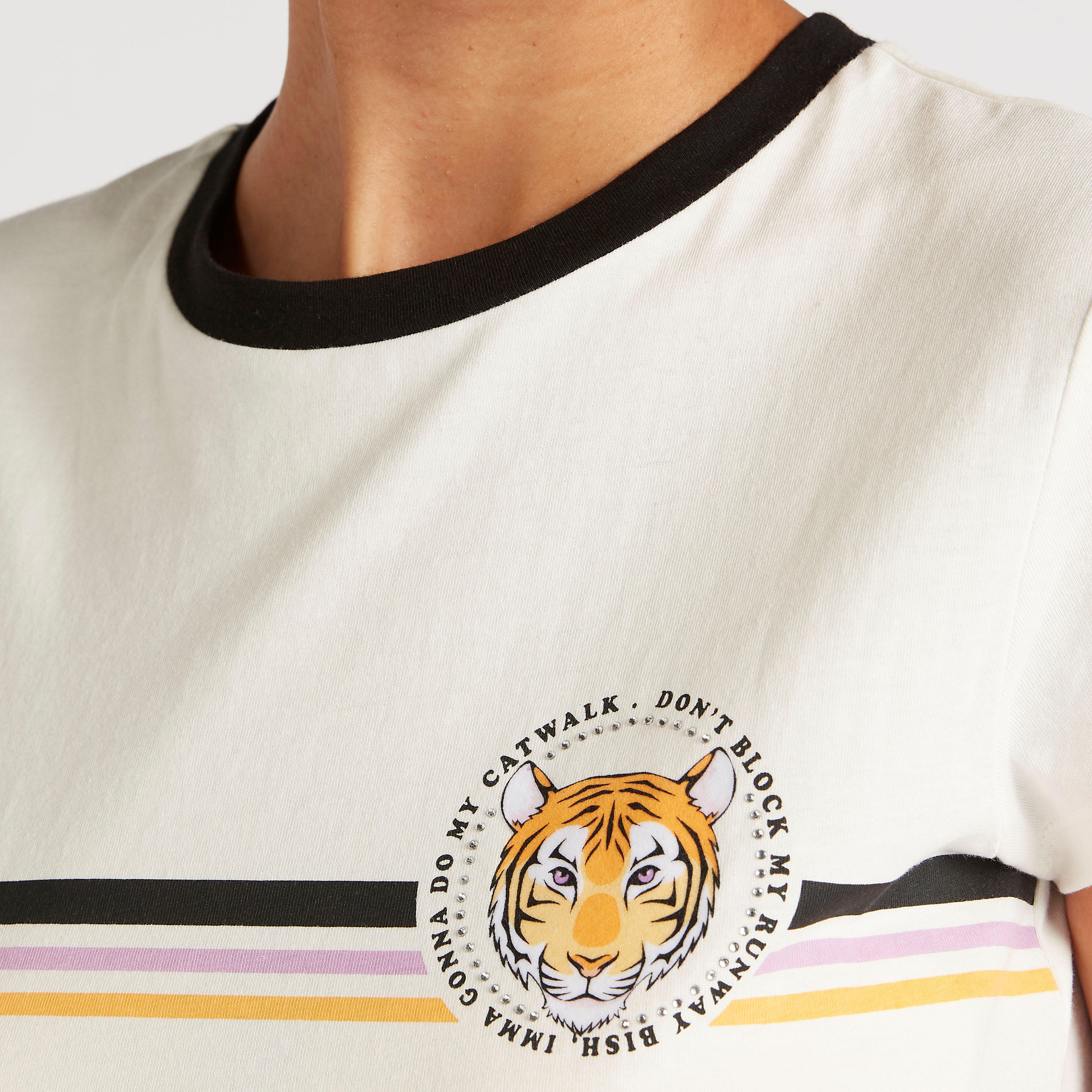تيشيرت بياقة ضيّقة وأكمام كاب وطبعات-women-clothing-tshirts-image-3