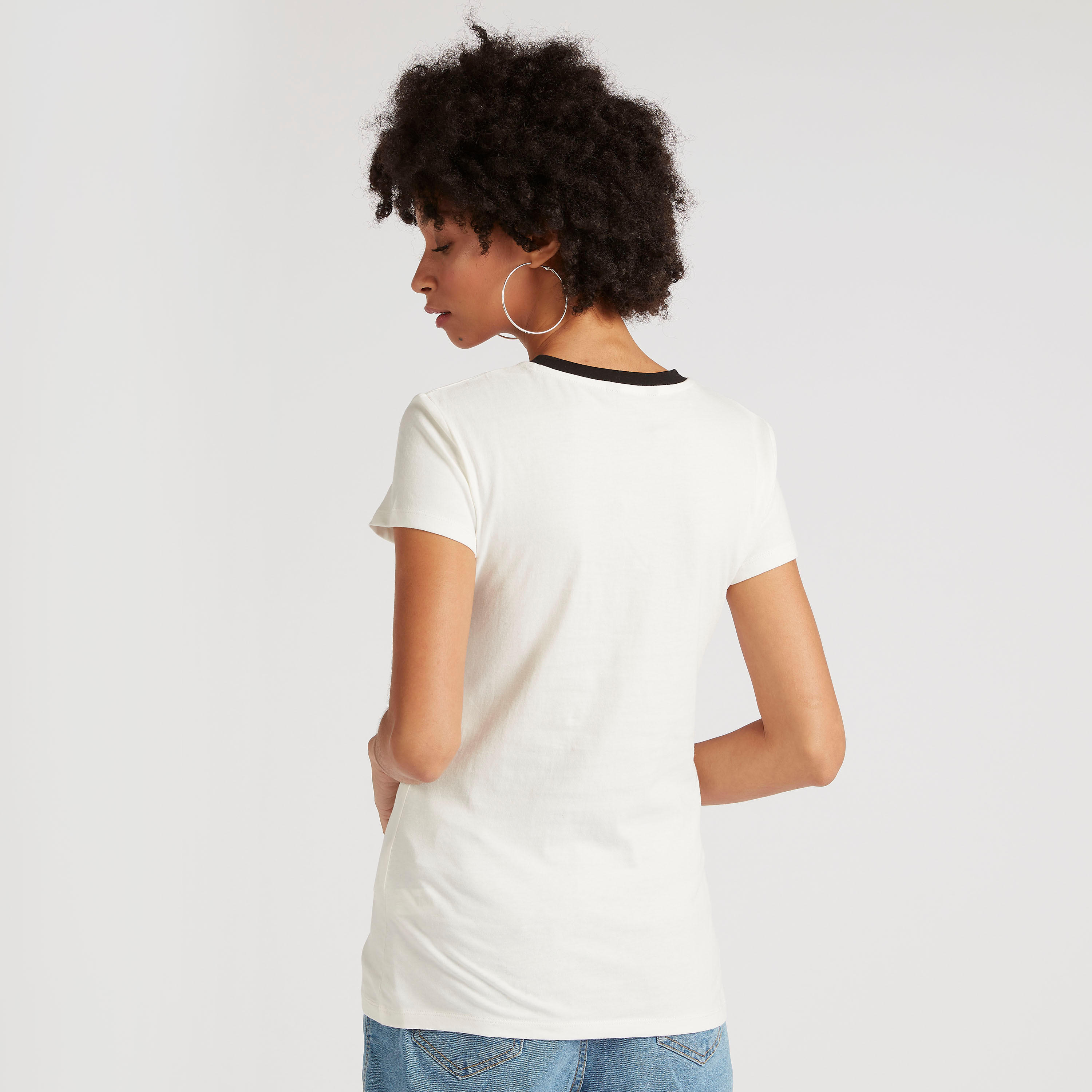 تيشيرت بياقة ضيّقة وأكمام كاب وطبعات-women-clothing-tshirts-image-4