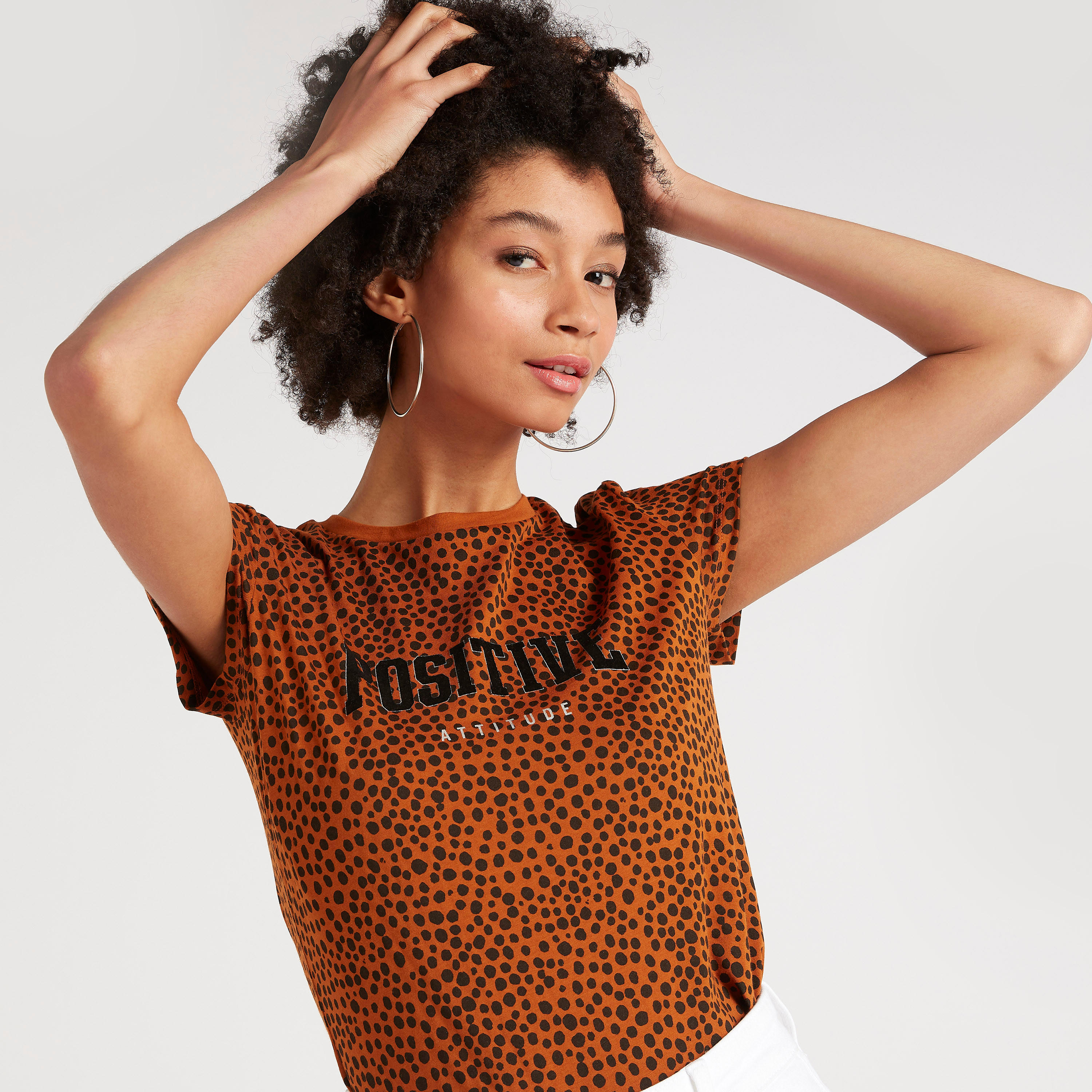 تيشيرت بياقة ضيّقة وأكمام كاب وطبعات-women-clothing-tshirts-image-1