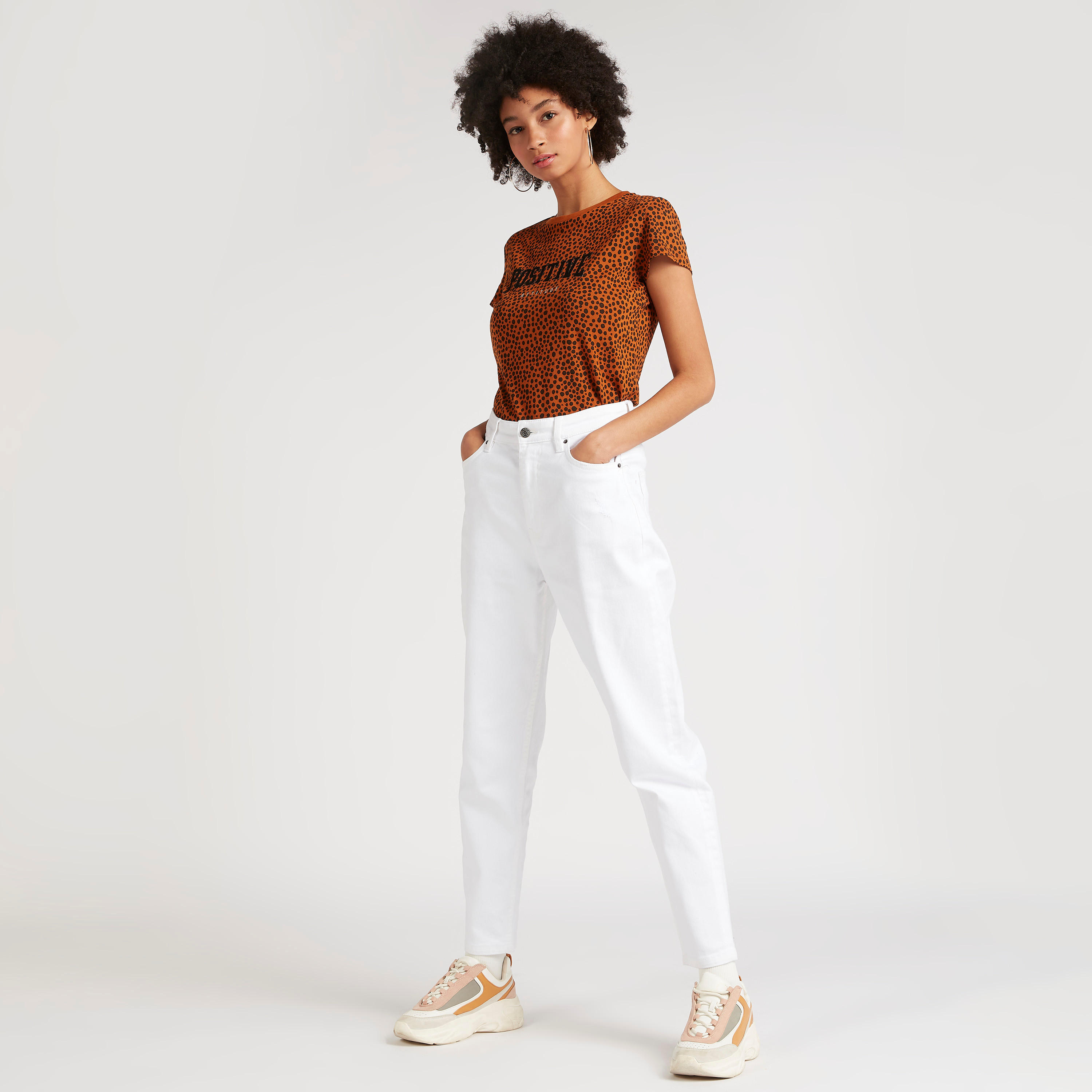 تيشيرت بياقة ضيّقة وأكمام كاب وطبعات-women-clothing-tshirts-image-2