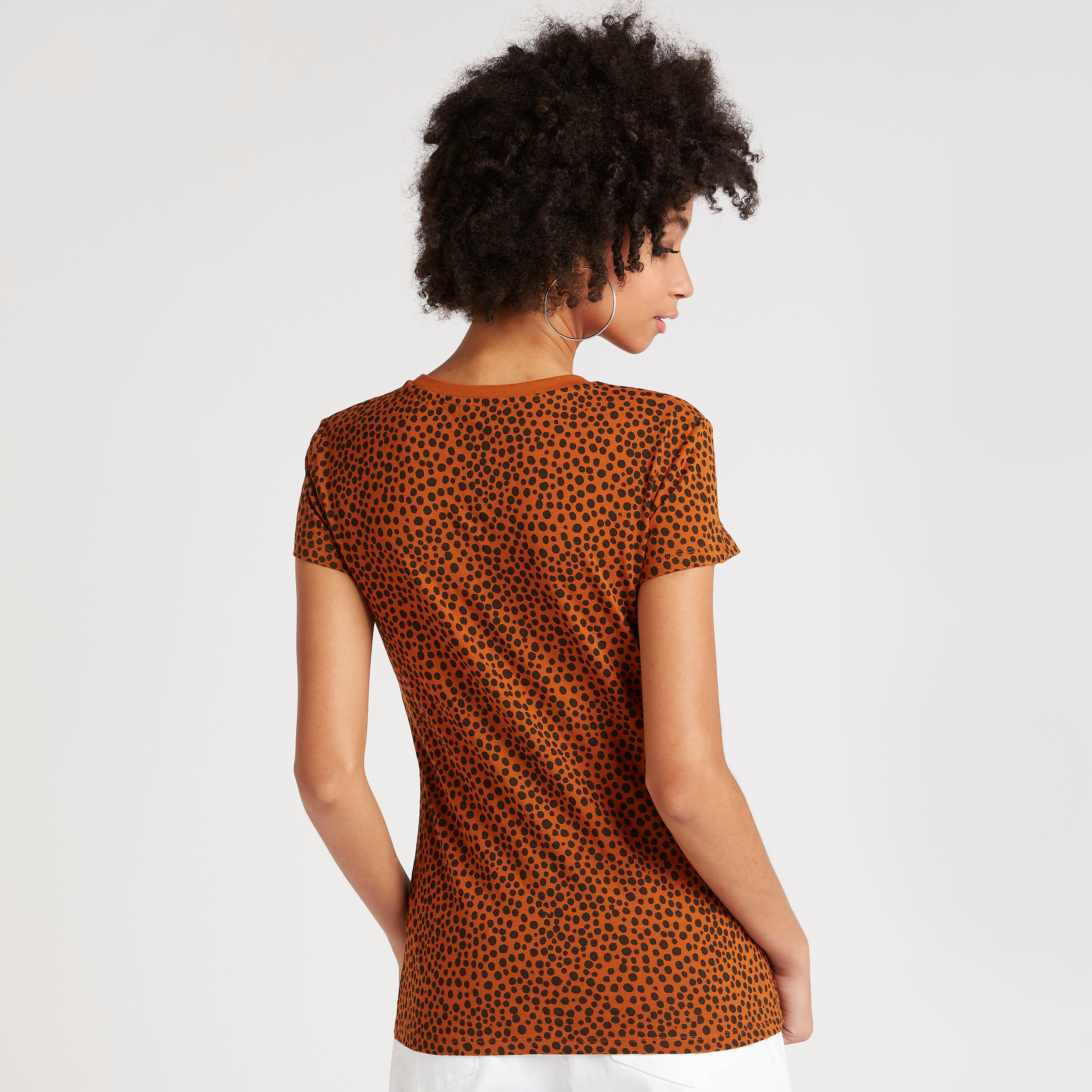 تيشيرت بياقة ضيّقة وأكمام كاب وطبعات-women-clothing-tshirts-image-4