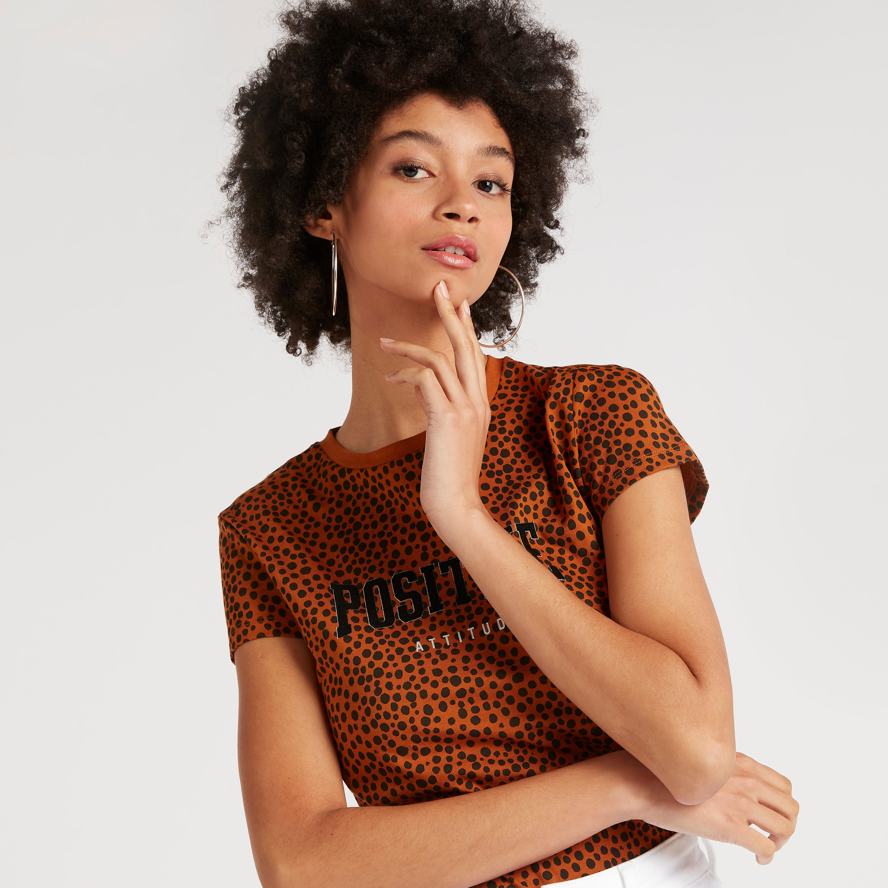 تيشيرت بياقة ضيّقة وأكمام كاب وطبعات-women-clothing-tshirts-image-5