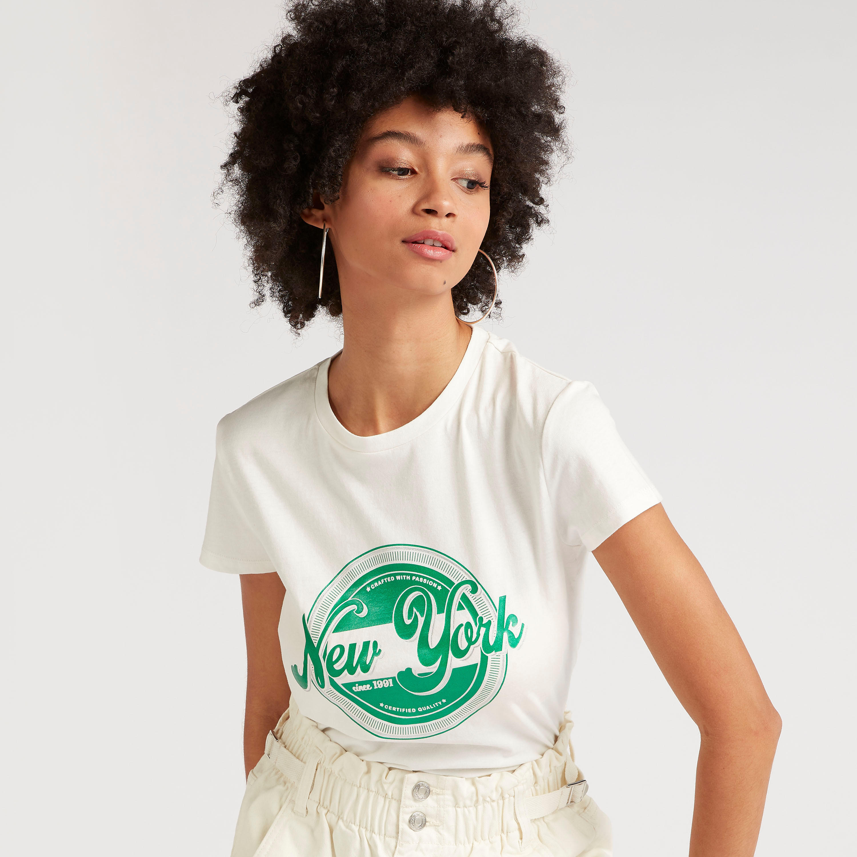 تيشيرت بياقة ضيّقة وأكمام كاب وطبعات-women-clothing-tshirts-image-4