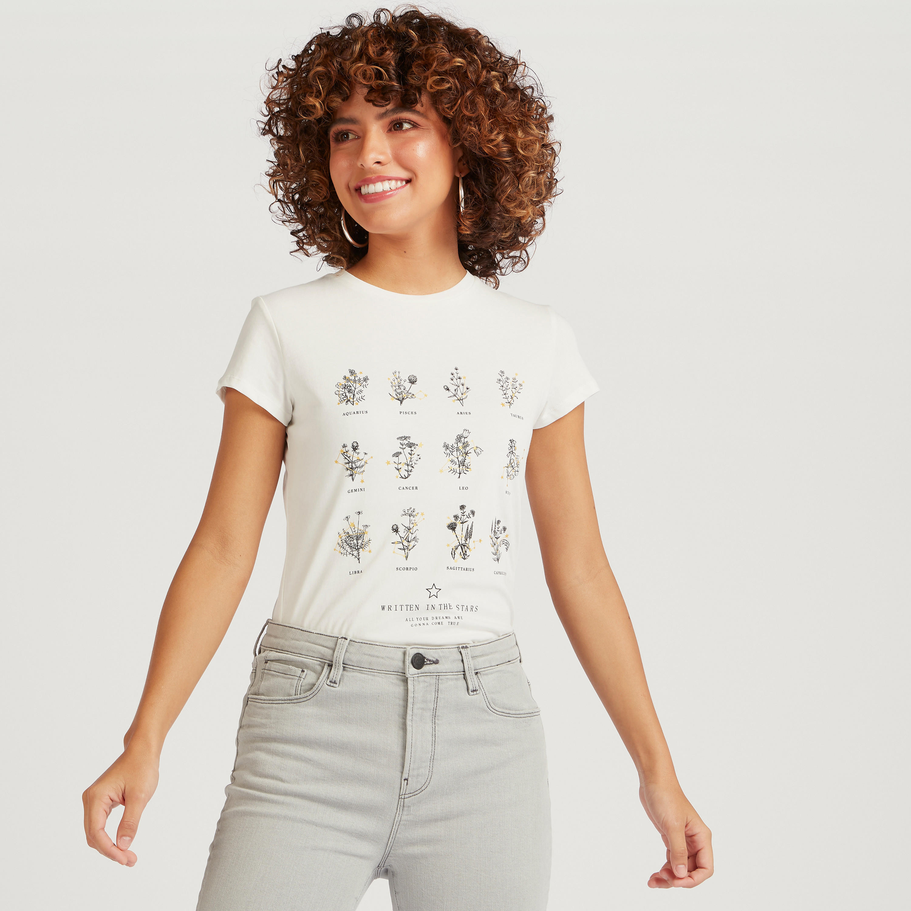 تيشيرت بياقة ضيّقة وأكمام كاب وطبعات-women-clothing-tshirts-image-4