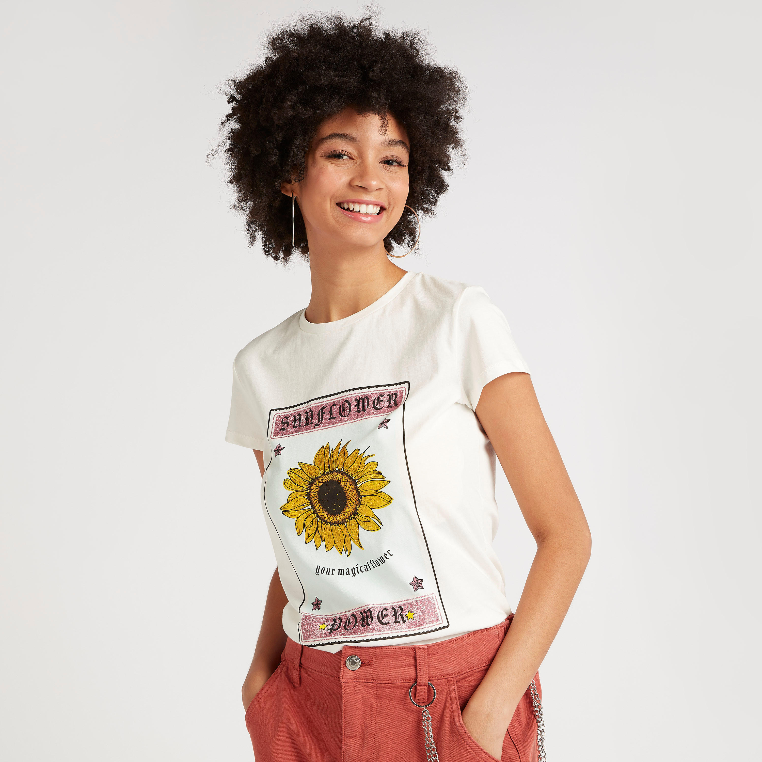 تيشيرت بياقة ضيّقة وأكمام كاب وطبعات-women-clothing-tshirts-image-5