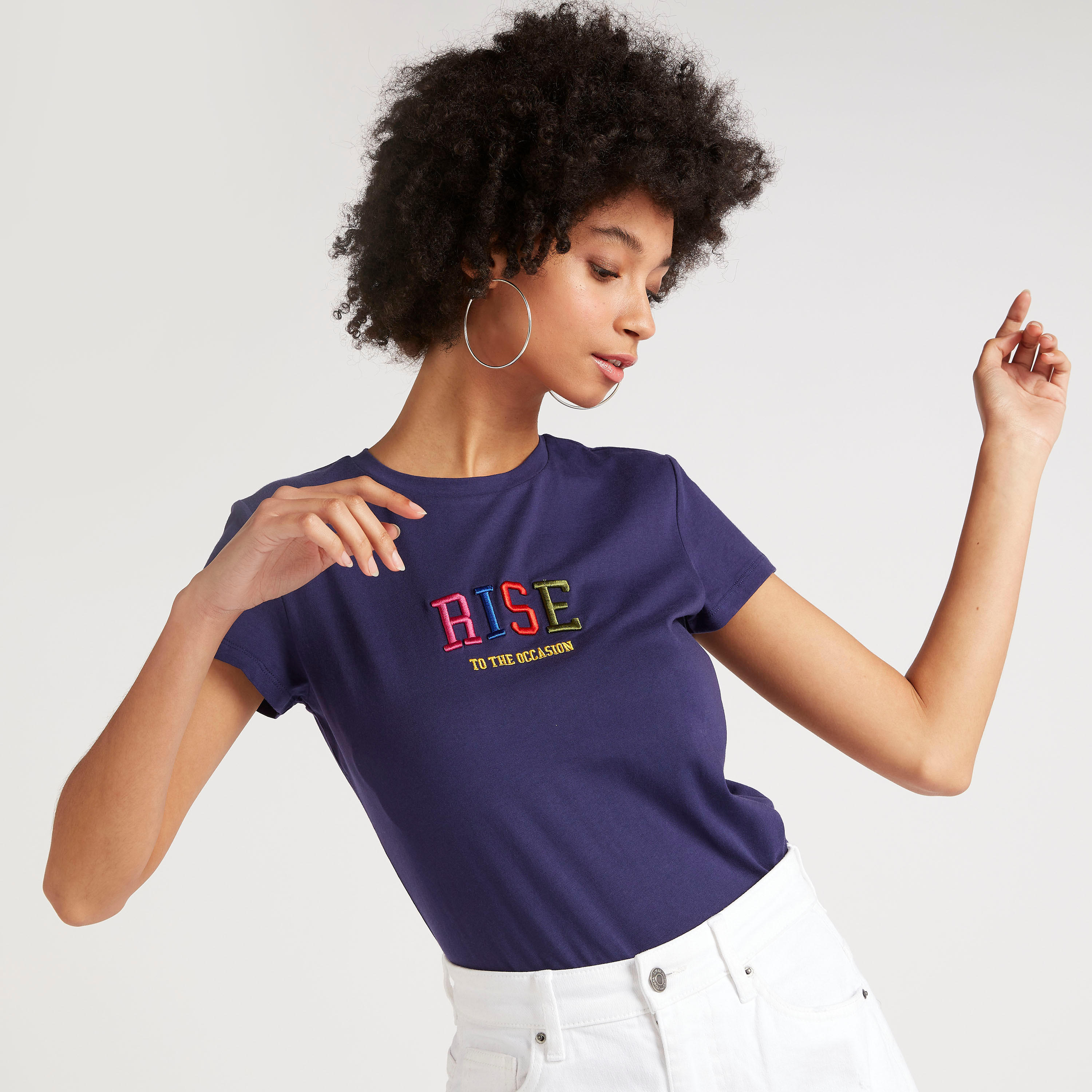 تيشيرت مطرّز بياقة ضيّقة وأكمام كاب-women-clothing-tshirts-image-1