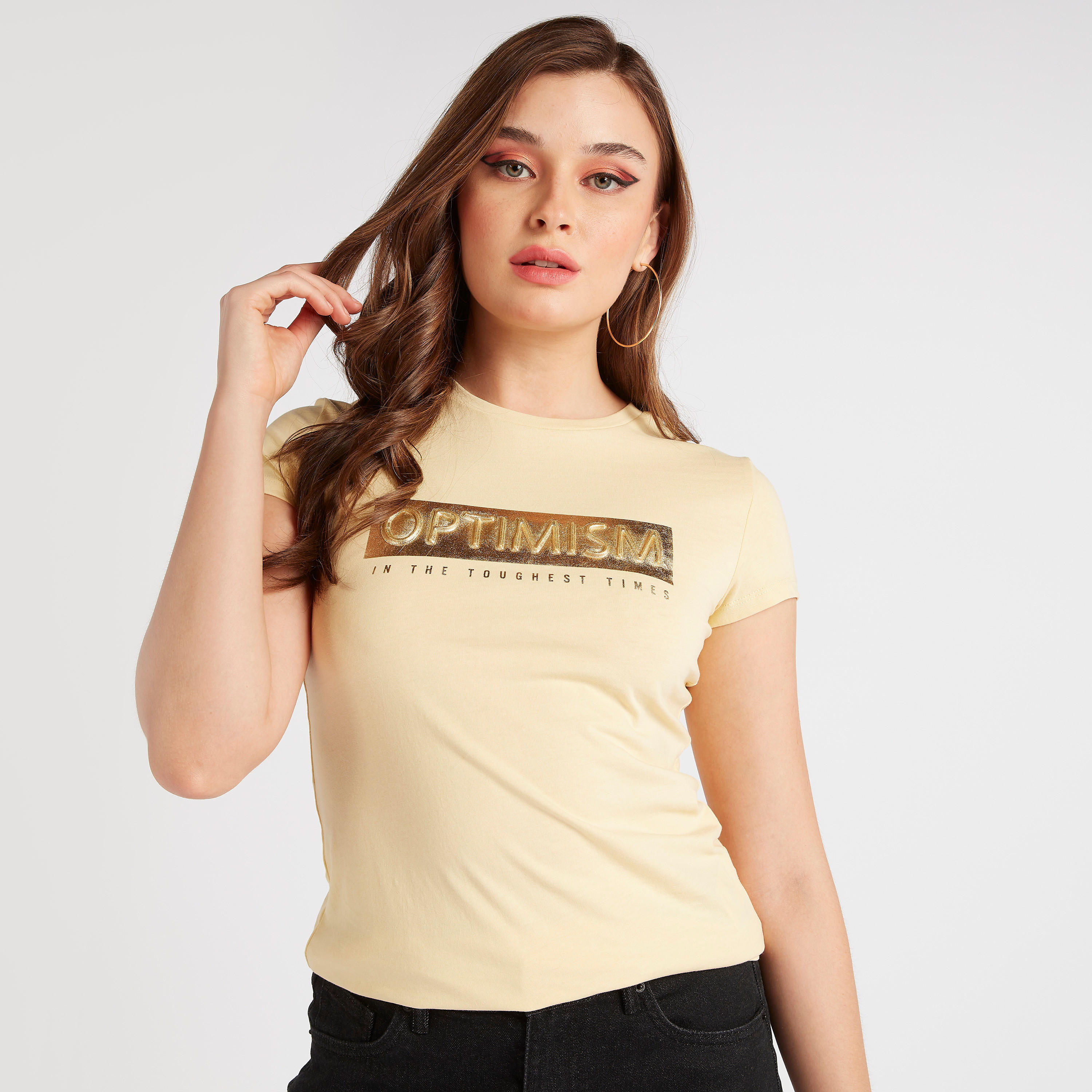 تيشيرت بياقة ضيّقة وأكمام كاب وطبعات-women-clothing-tshirts-image-5