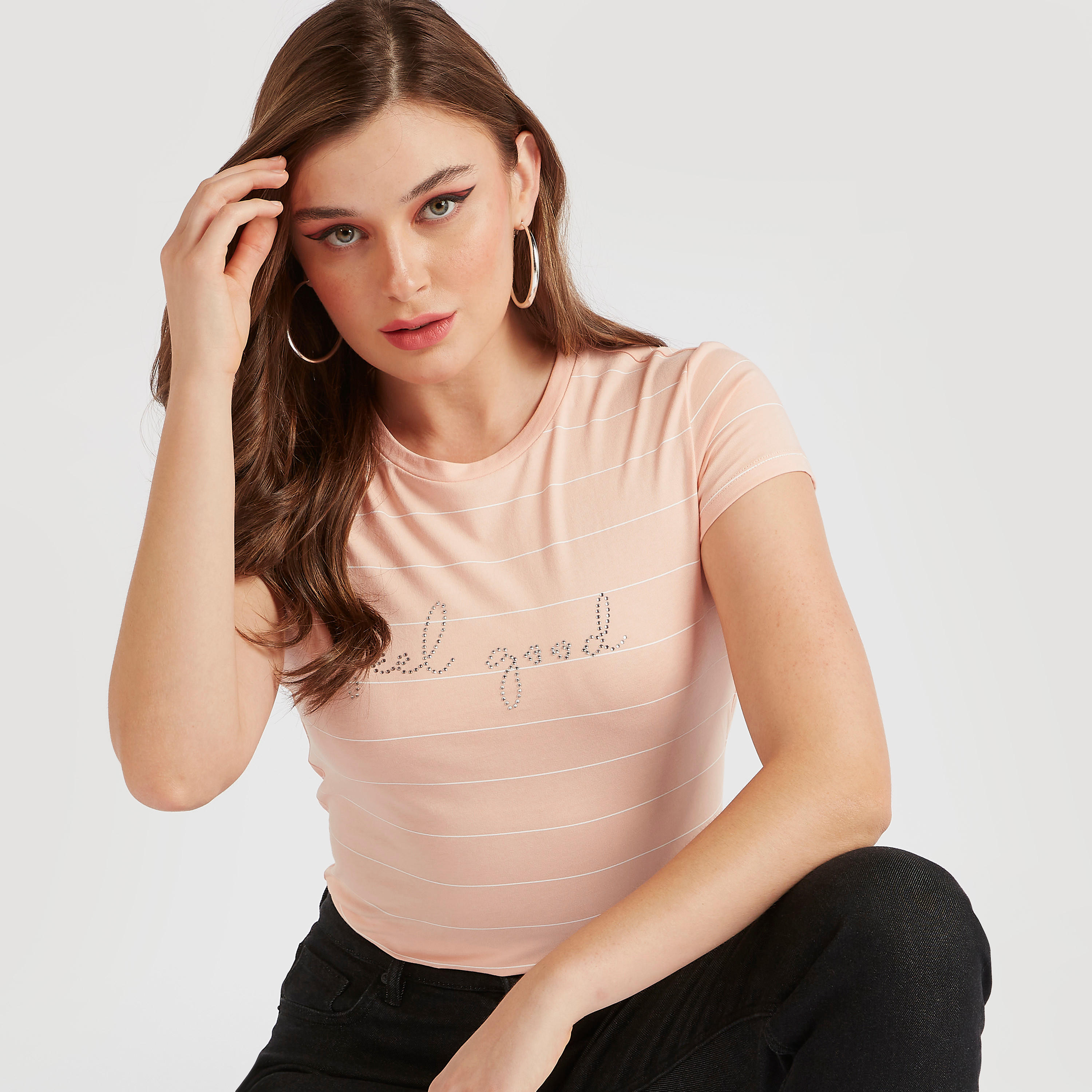 تيشيرت مزيّن بياقة ضيّقة وأكمام كاب-women-clothing-tshirts-image-1