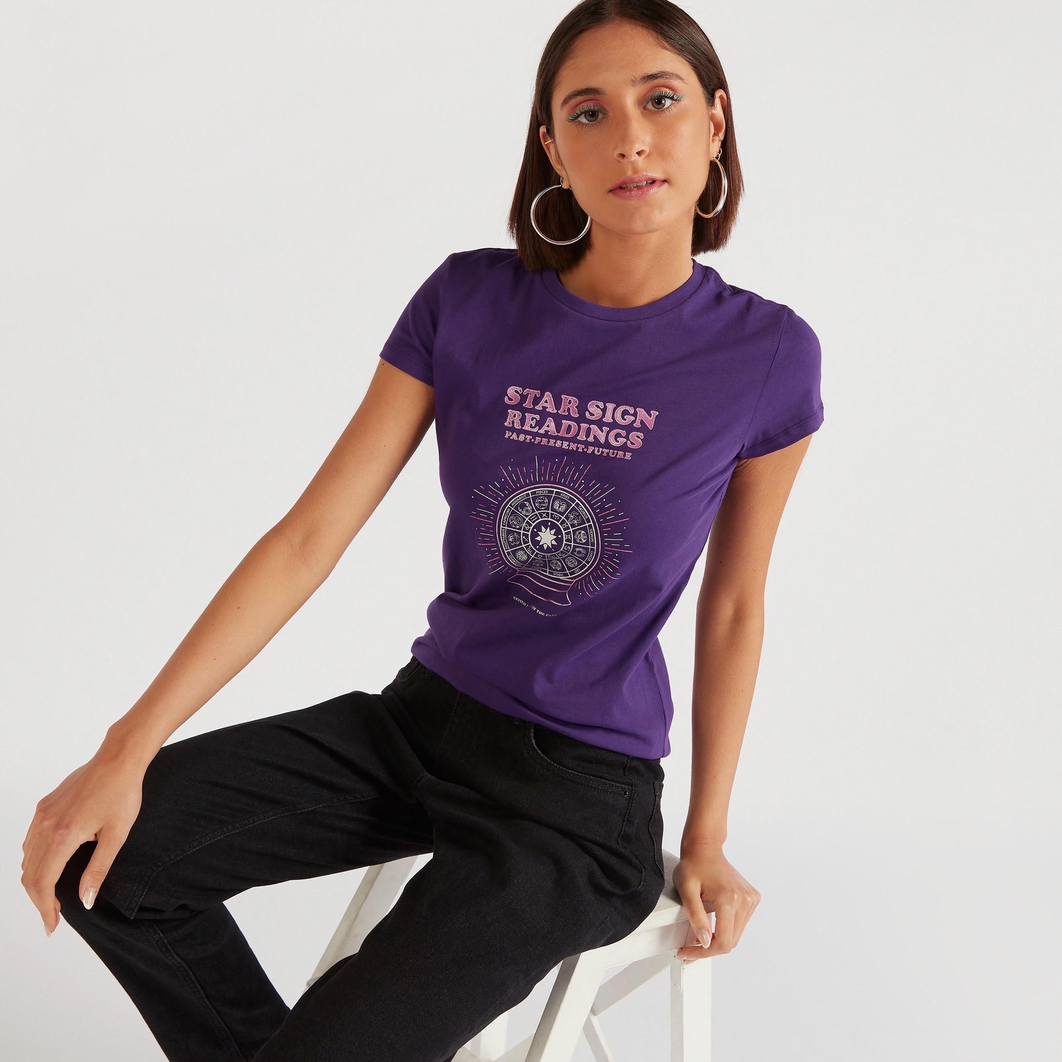 تيشيرت بياقة ضيقة وأكمام كاب وطبعات جرافيك-women-clothing-tshirts-image-1