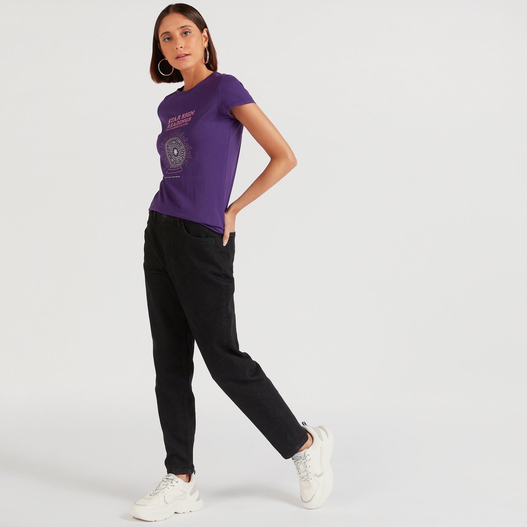 تيشيرت بياقة ضيقة وأكمام كاب وطبعات جرافيك-women-clothing-tshirts-image-2