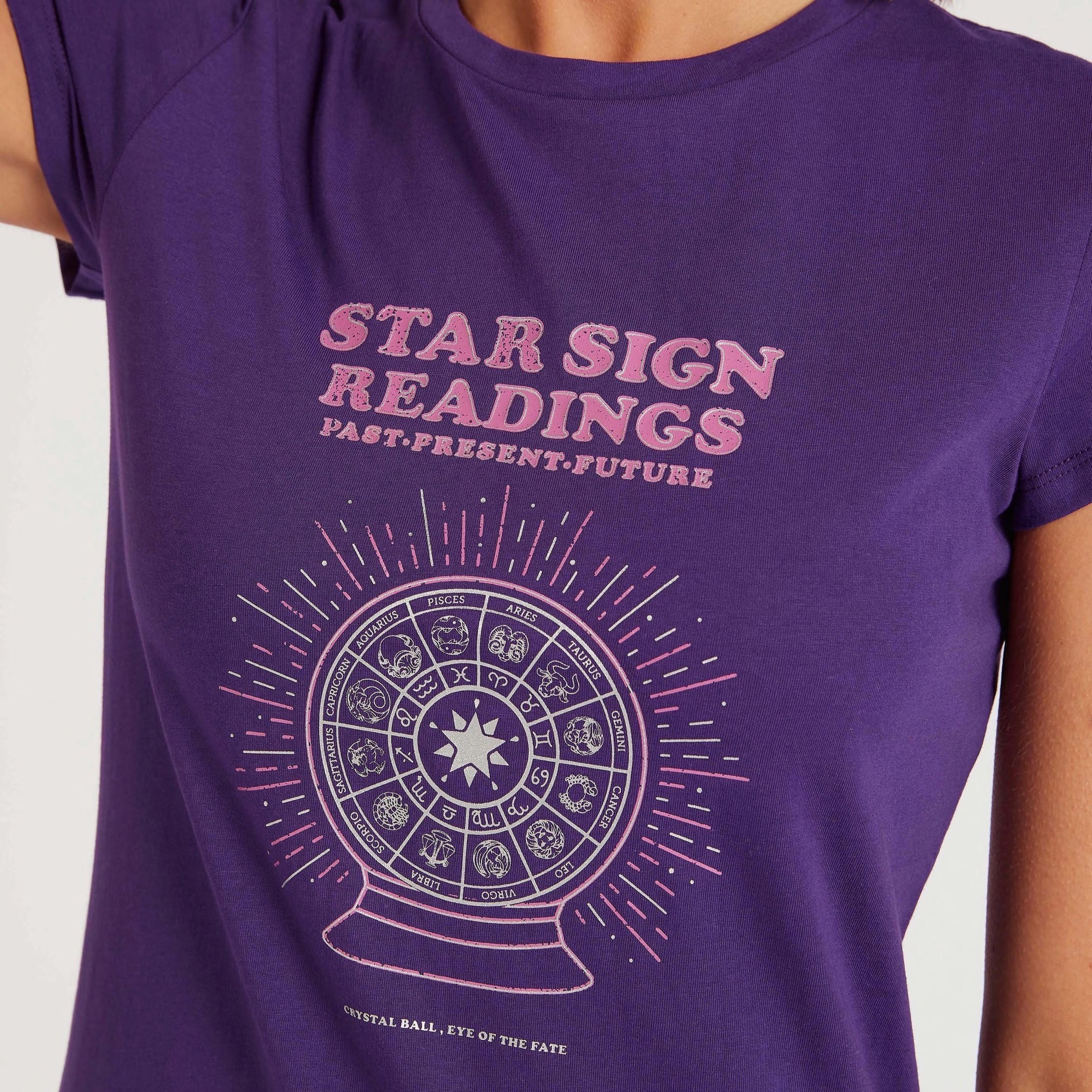 تيشيرت بياقة ضيقة وأكمام كاب وطبعات جرافيك-women-clothing-tshirts-image-3