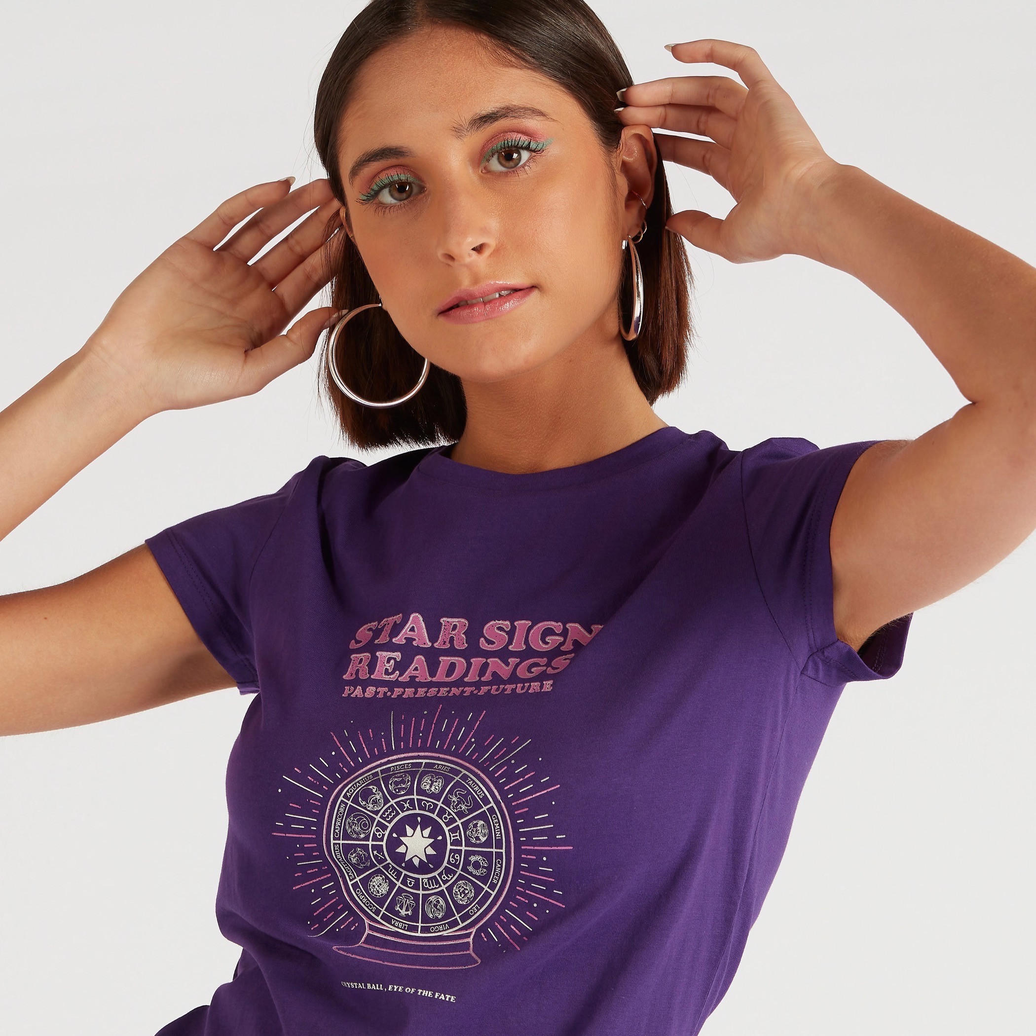تيشيرت بياقة ضيقة وأكمام كاب وطبعات جرافيك-women-clothing-tshirts-image-5