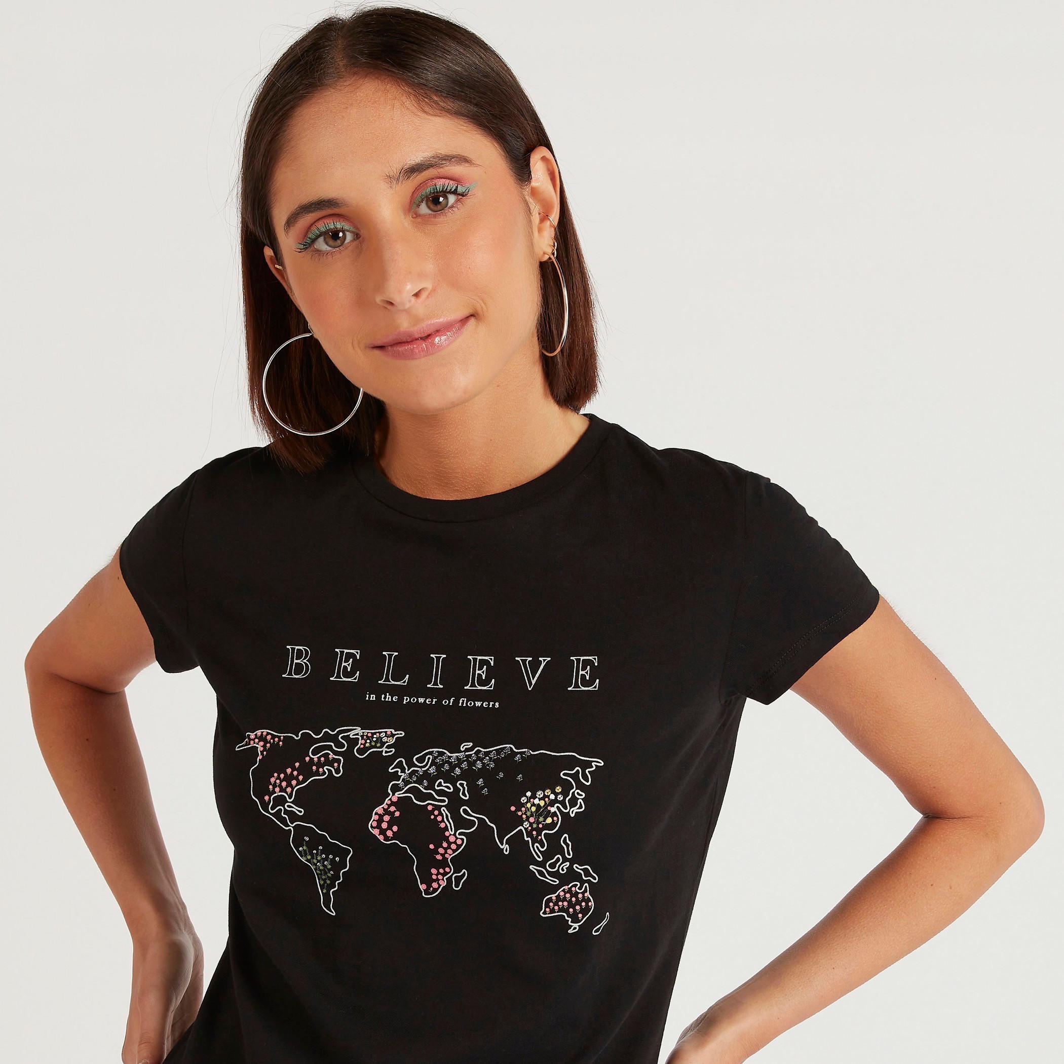تيشيرت بياقة ضيقة وأكمام كاب وطبعات جرافيك-women-clothing-tshirts-image-3