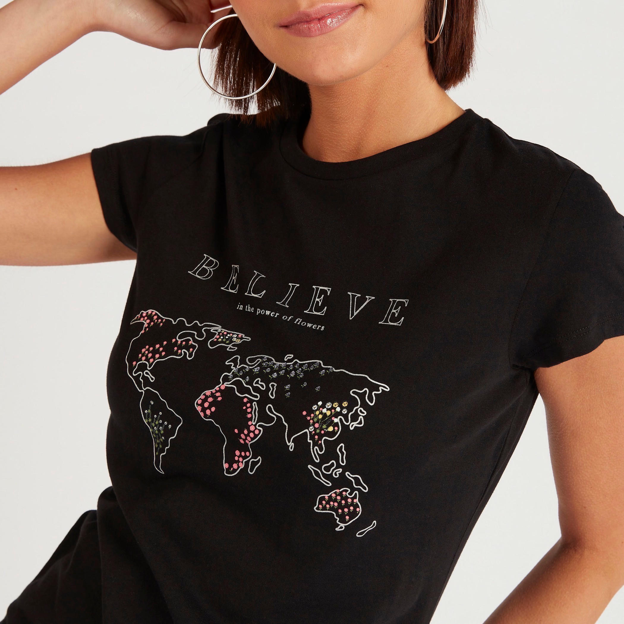 تيشيرت بياقة ضيقة وأكمام كاب وطبعات جرافيك-women-clothing-tshirts-image-5