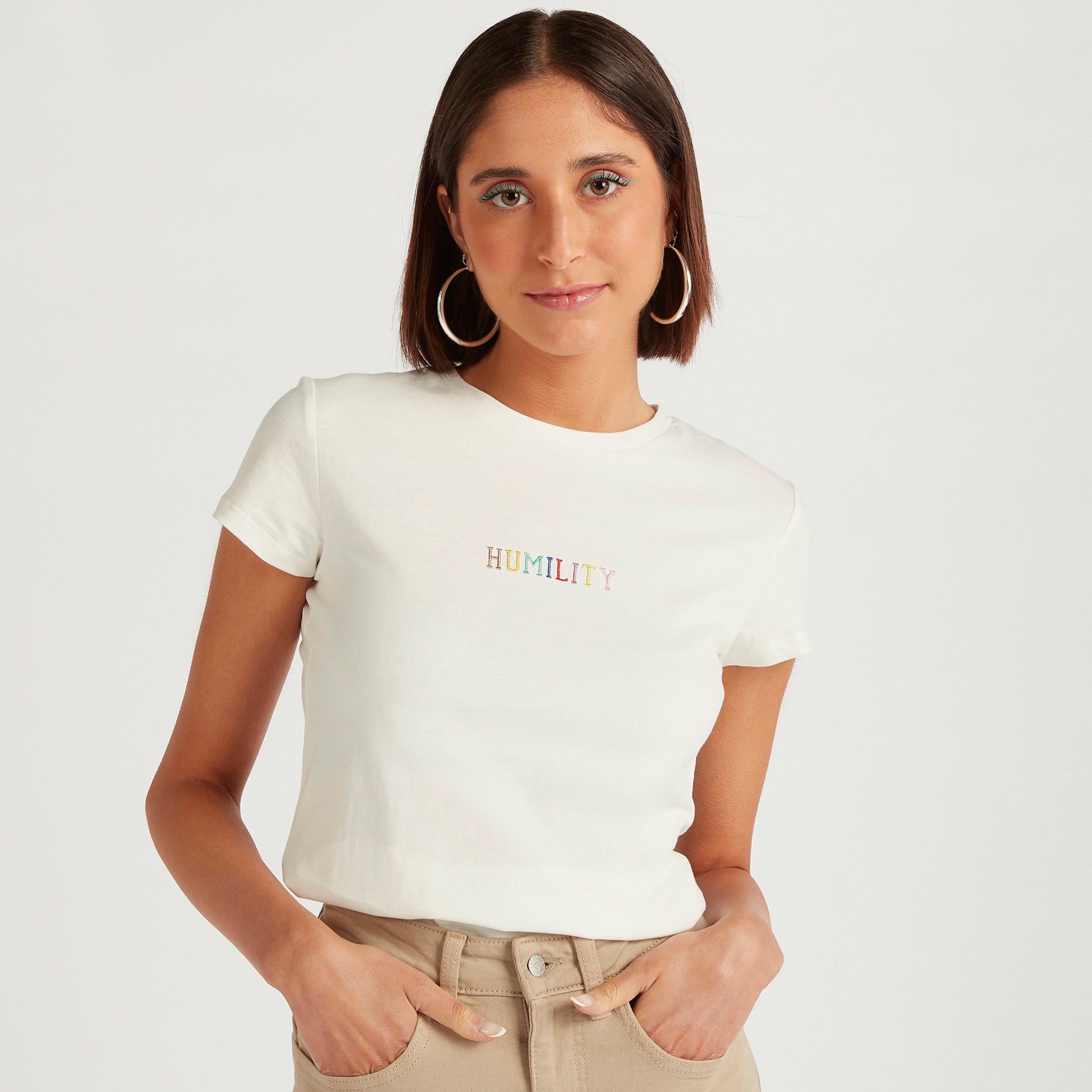 تيشيرت مطرّز بياقة ضيّقة وأكمام كاب-women-clothing-tshirts-image-1