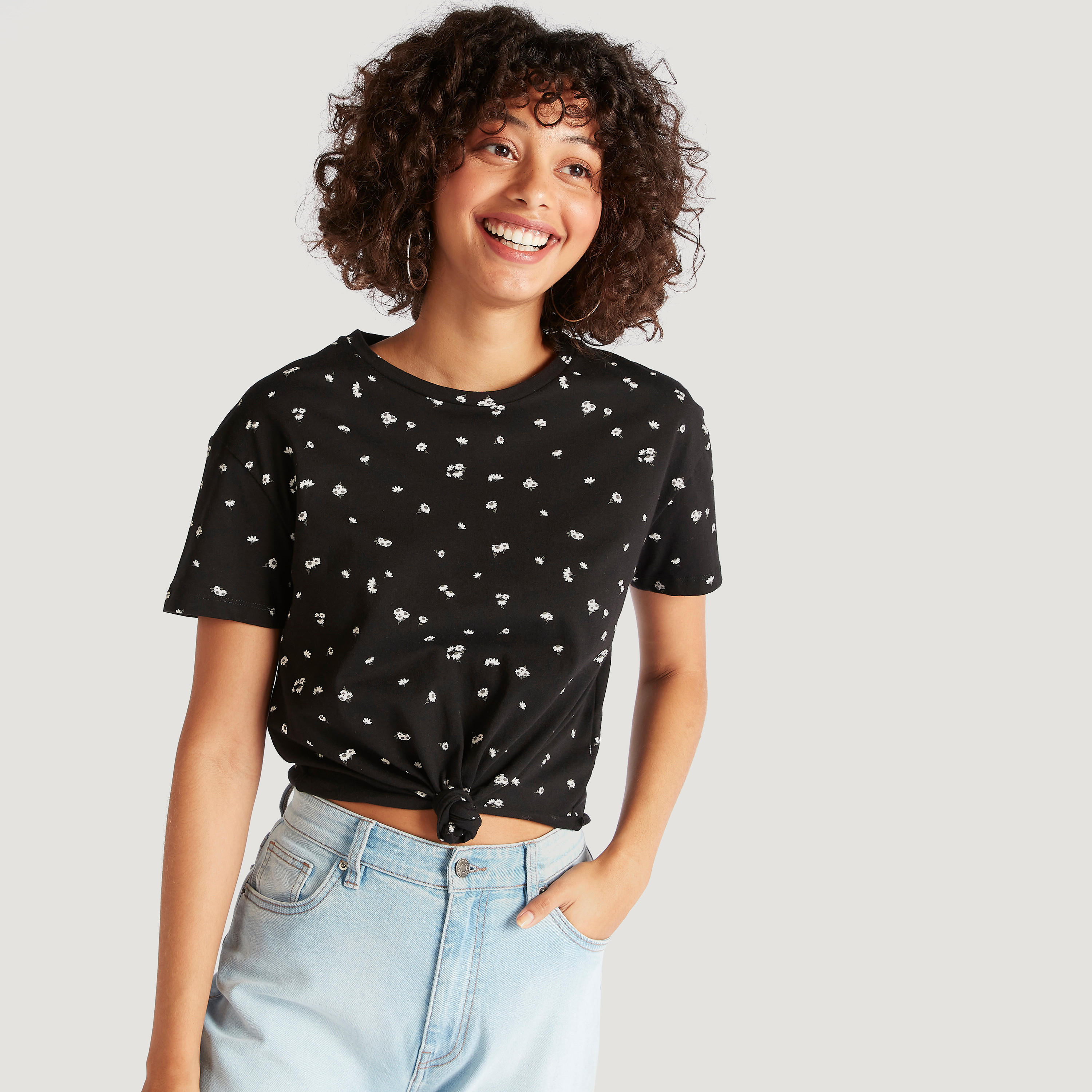 تيشيرت بياقة ضيقة مع تفاصيل عقدة وطبعات زهرية-women-clothing-tshirts-image-1