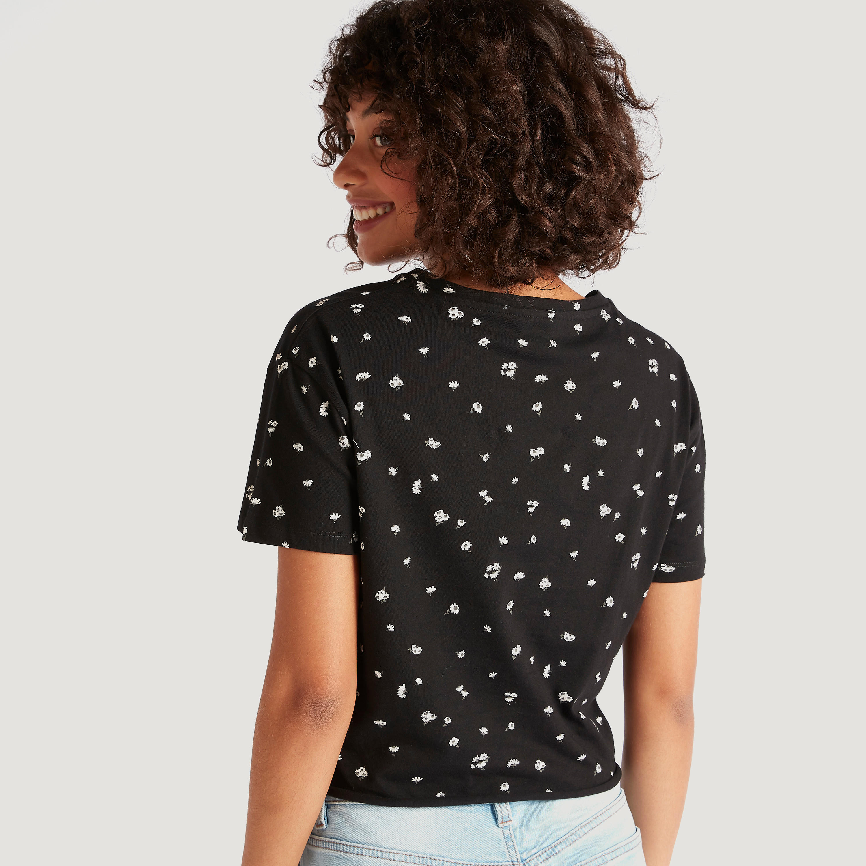 تيشيرت بياقة ضيقة مع تفاصيل عقدة وطبعات زهرية-women-clothing-tshirts-image-4
