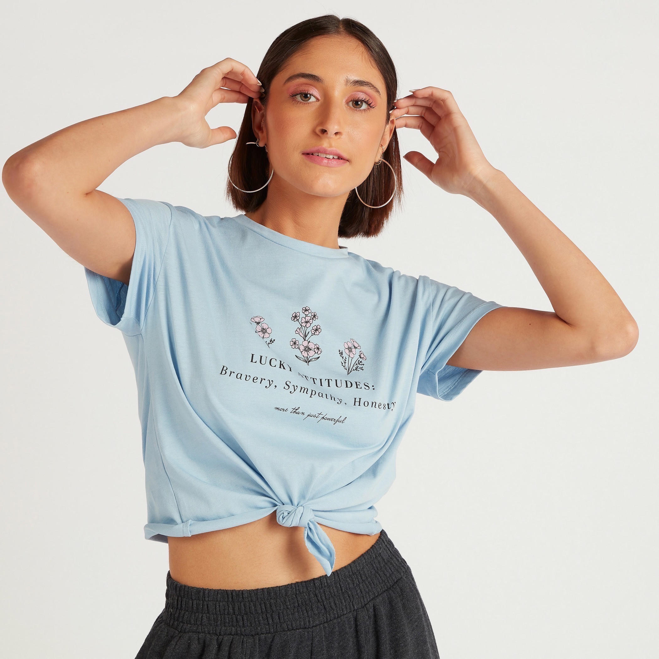 تيشيرت بمطرز بياقة ضيّقة وطبعات وتفاصيل عقدة-women-clothing-tshirts-image-1