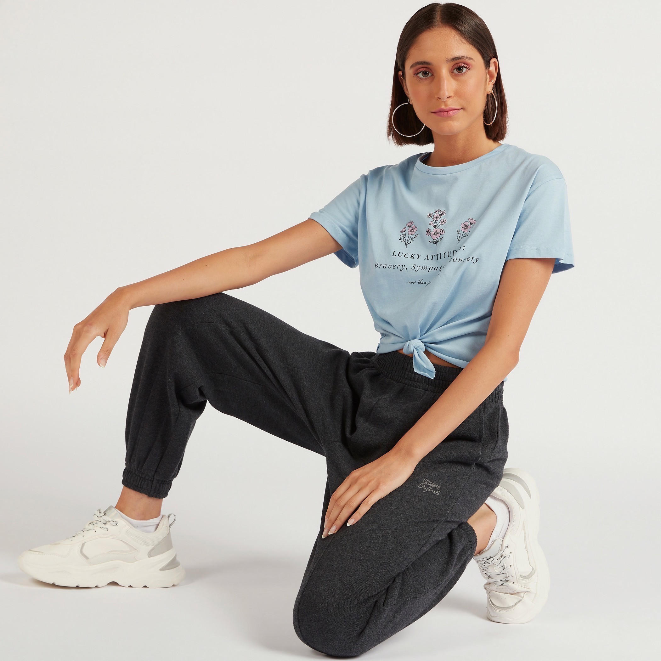 تيشيرت بمطرز بياقة ضيّقة وطبعات وتفاصيل عقدة-women-clothing-tshirts-image-2