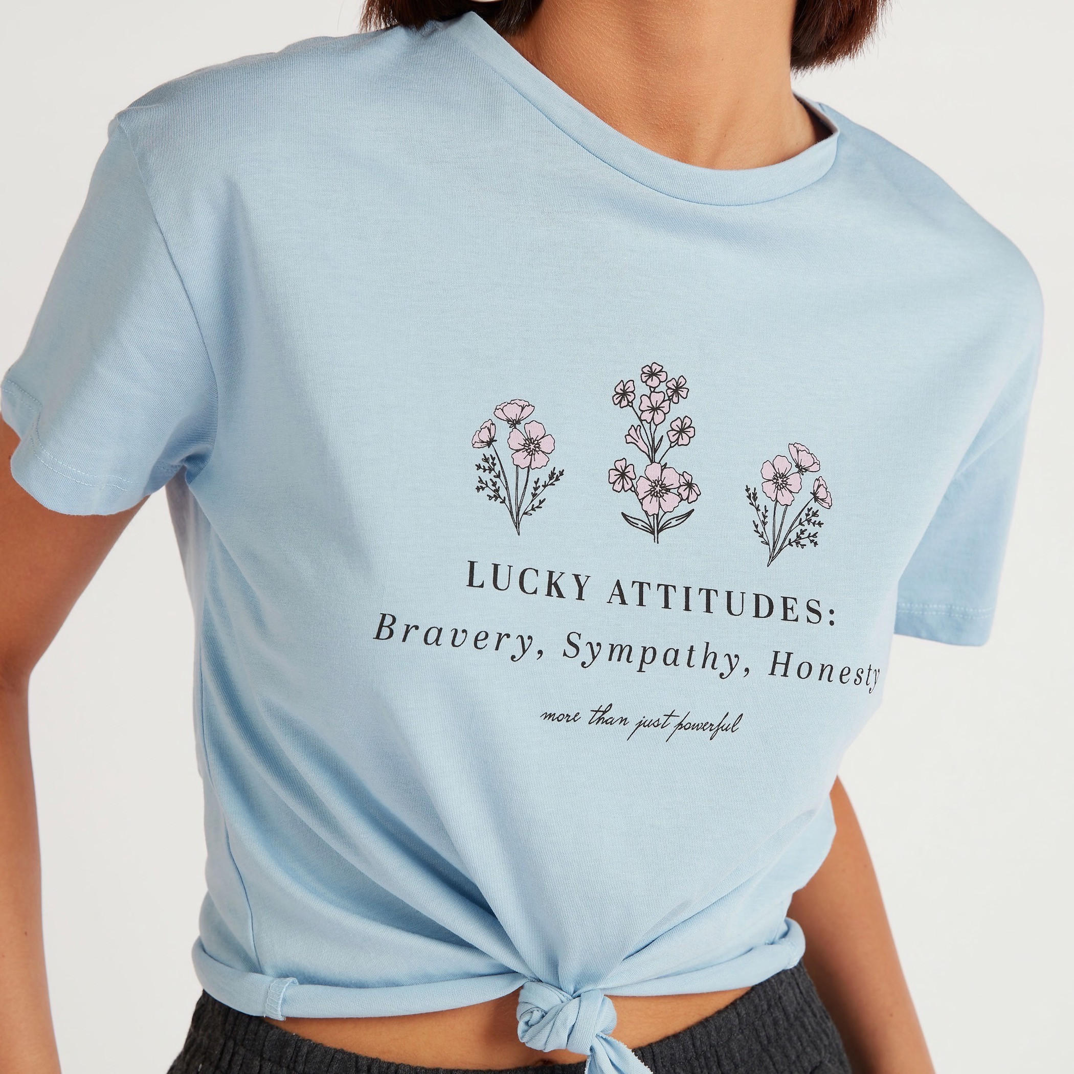 تيشيرت بمطرز بياقة ضيّقة وطبعات وتفاصيل عقدة-women-clothing-tshirts-image-3