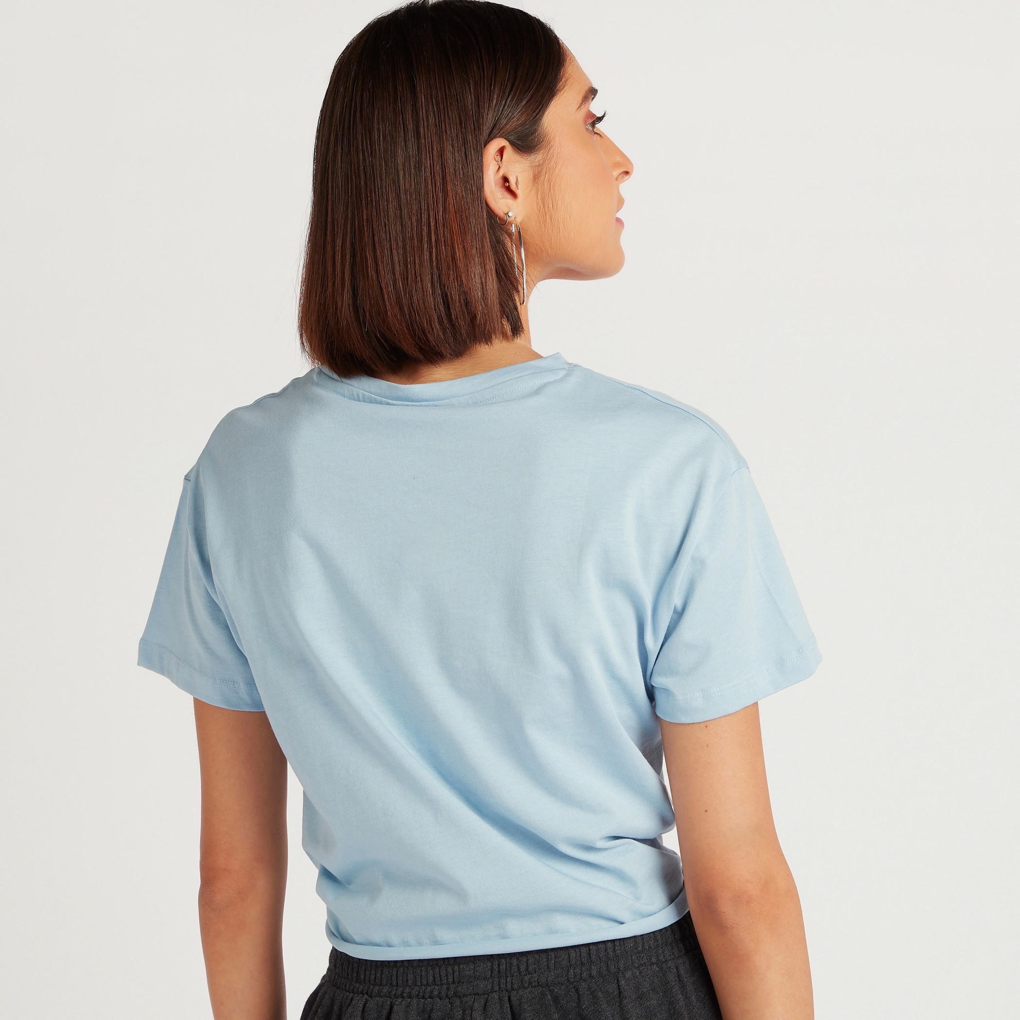 تيشيرت بمطرز بياقة ضيّقة وطبعات وتفاصيل عقدة-women-clothing-tshirts-image-4
