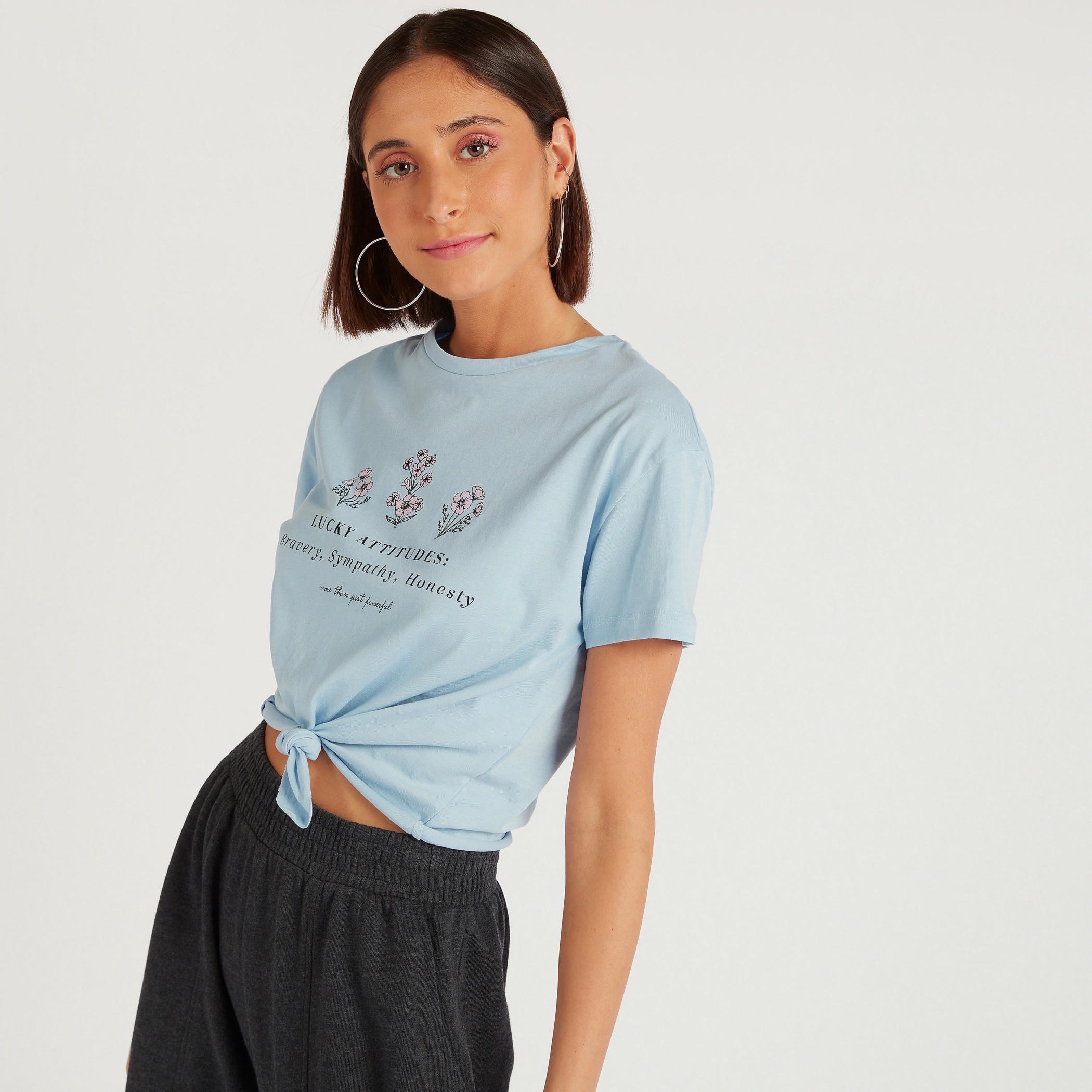 تيشيرت بمطرز بياقة ضيّقة وطبعات وتفاصيل عقدة-women-clothing-tshirts-image-5