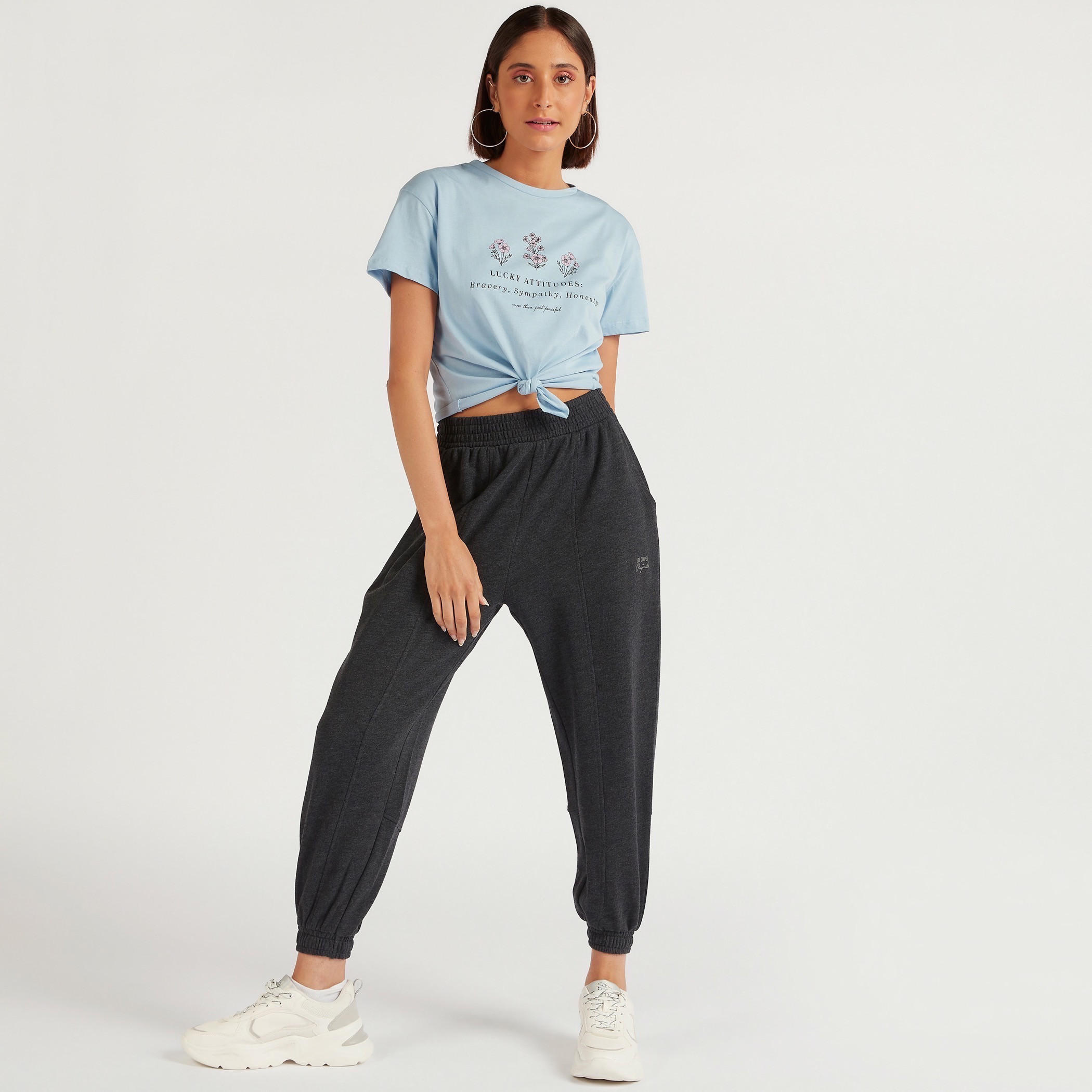 تيشيرت بمطرز بياقة ضيّقة وطبعات وتفاصيل عقدة-women-clothing-tshirts-image-6
