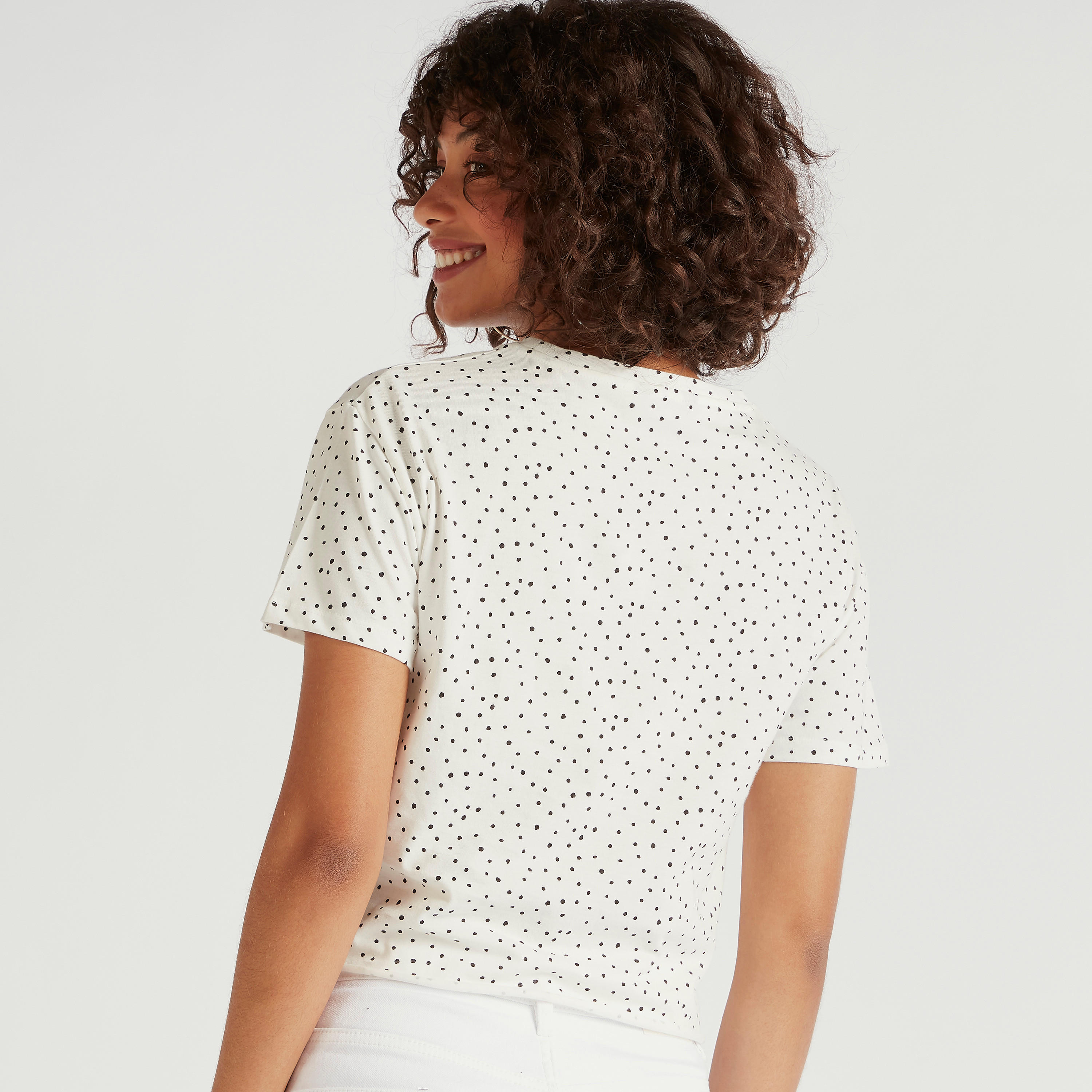 تيشيرت بياقة ضيقة وتفاصيل عقدة وطبعات بالكامل-women-clothing-tshirts-image-4
