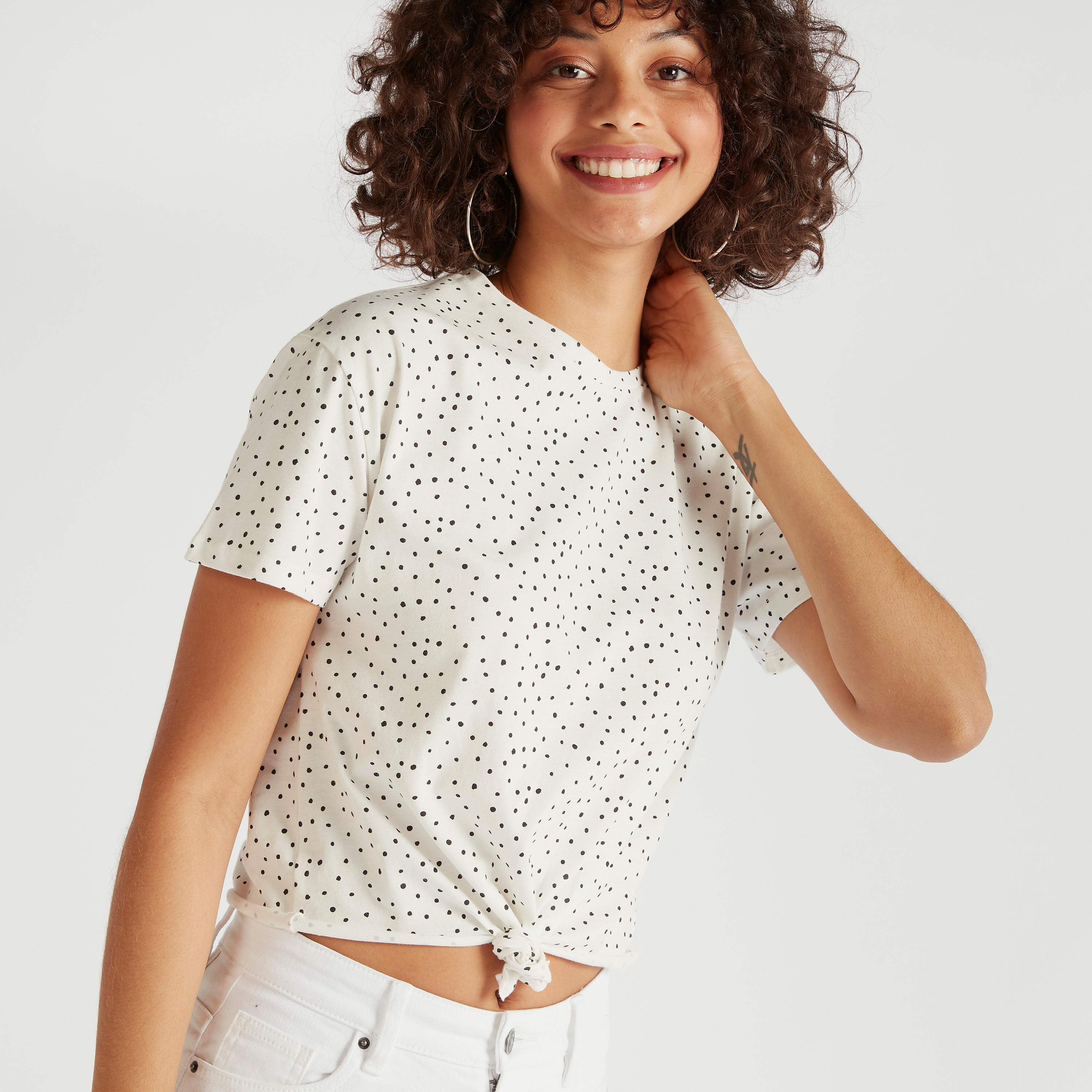 تيشيرت بياقة ضيقة وتفاصيل عقدة وطبعات بالكامل-women-clothing-tshirts-image-5